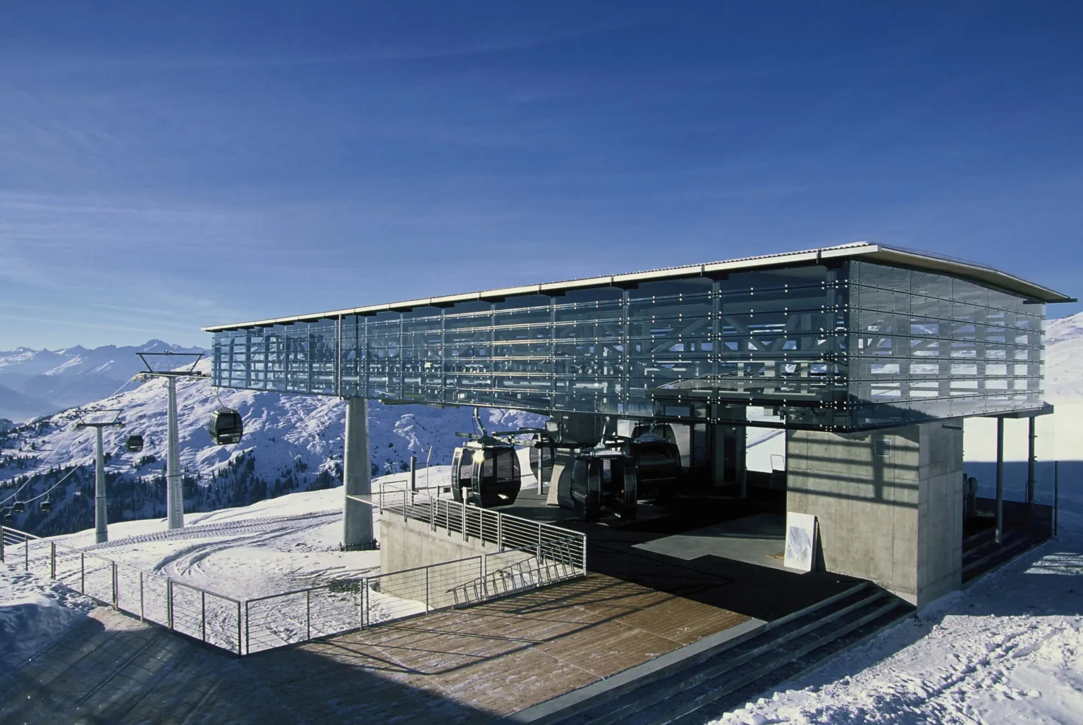 Aufname aus der Distanz der Arena Express Flims Nagens Bergstation mit Crap Sogn Gion im Hintergrund