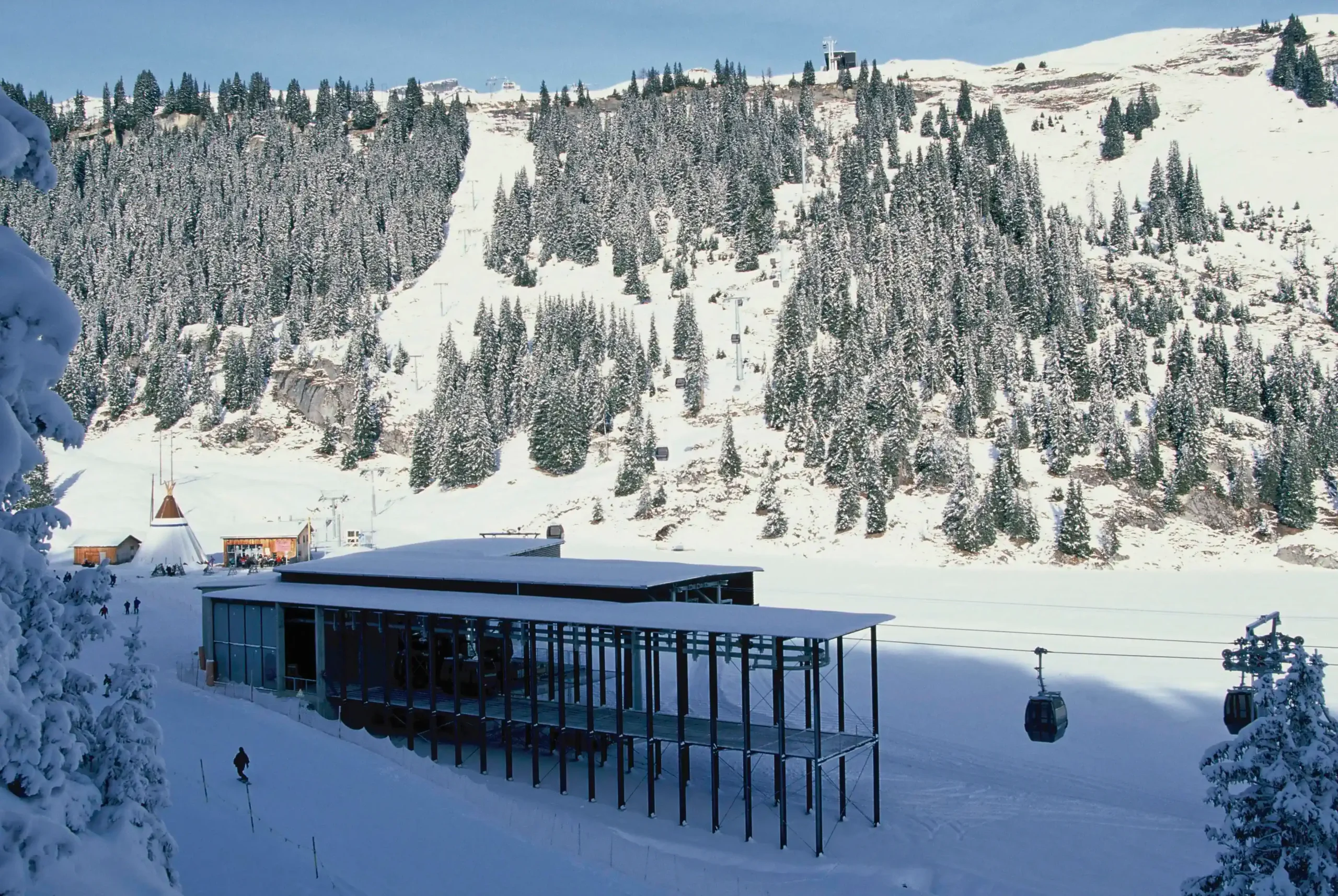 Distanz Aufnahme der Arena Express Flims Nagens Station in Plaun