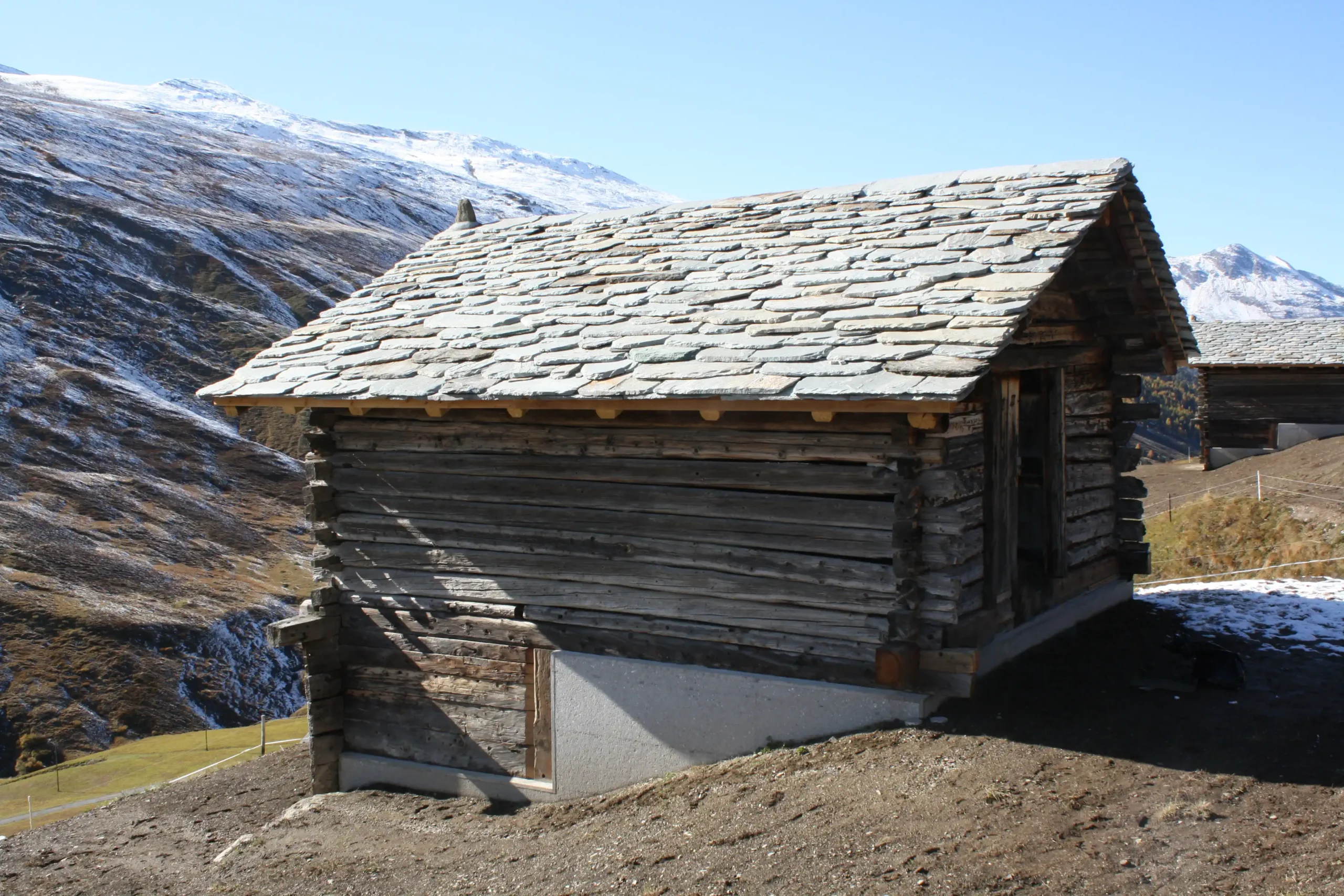 Avers-Ställe-Avers-Fassade und Blick auf die Avner Berge