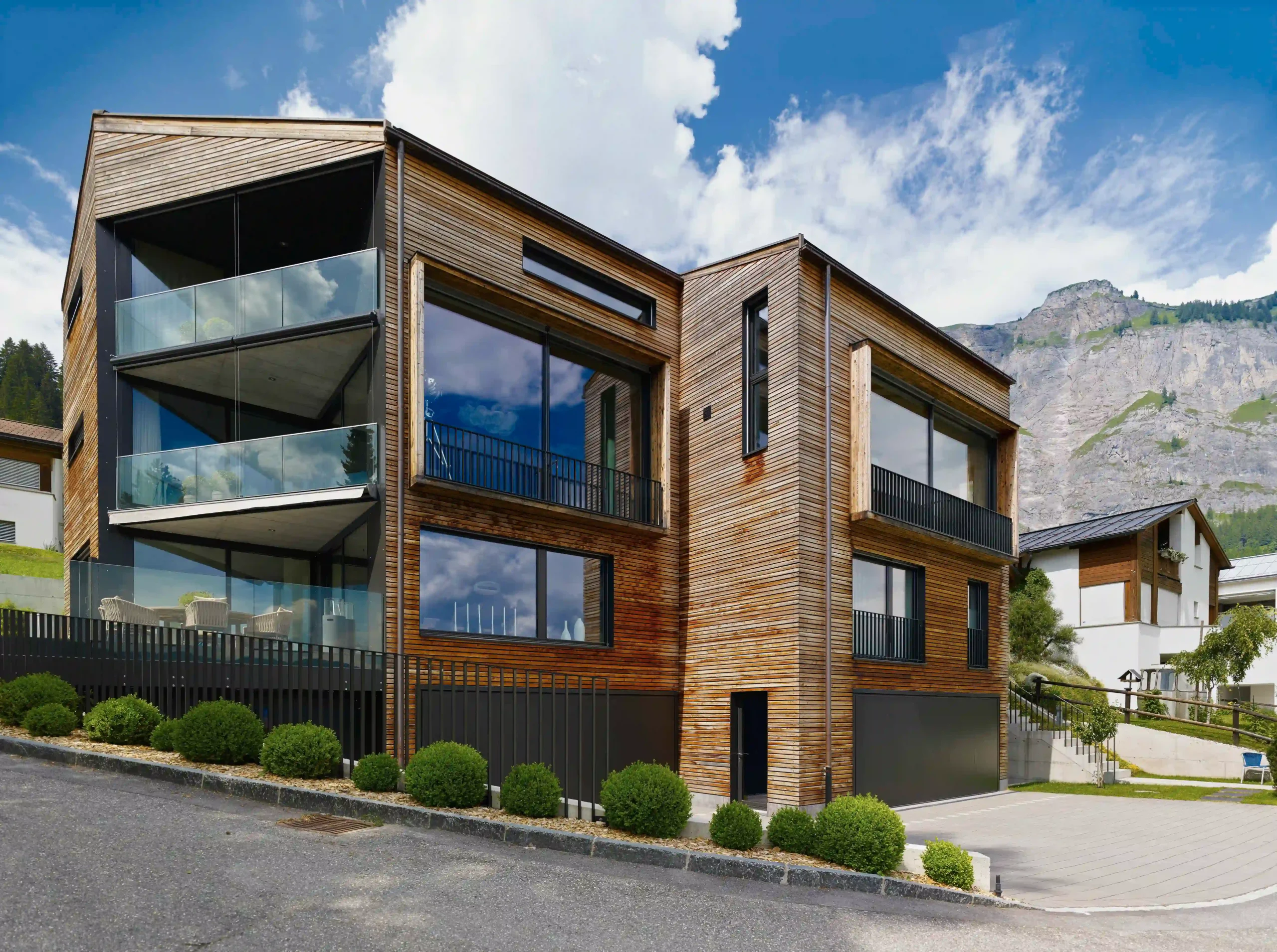 Doppelwohnhaus Luchsinger Pedersen Flims Dorf Fassade und Garageneinfahrt