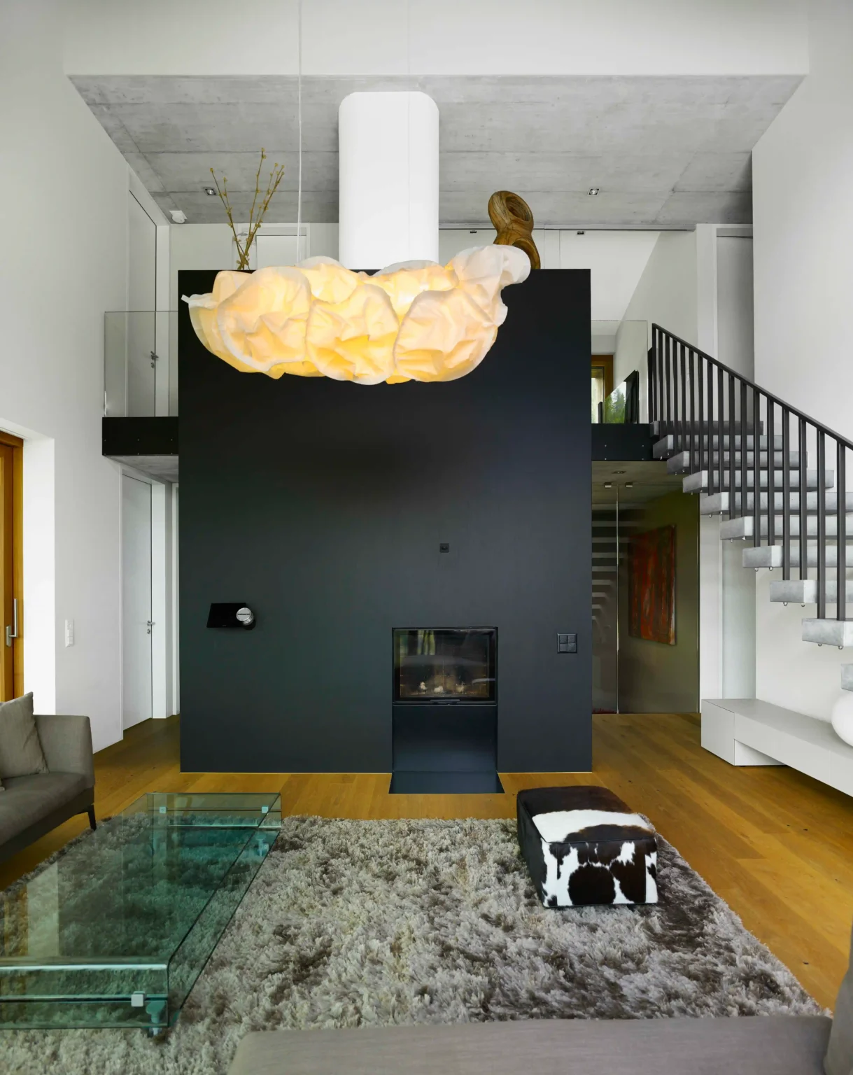 Doppelwohnhaus Luchsinger Pedersen Flims Dorf Wohnzimmer mit Treppe in OG