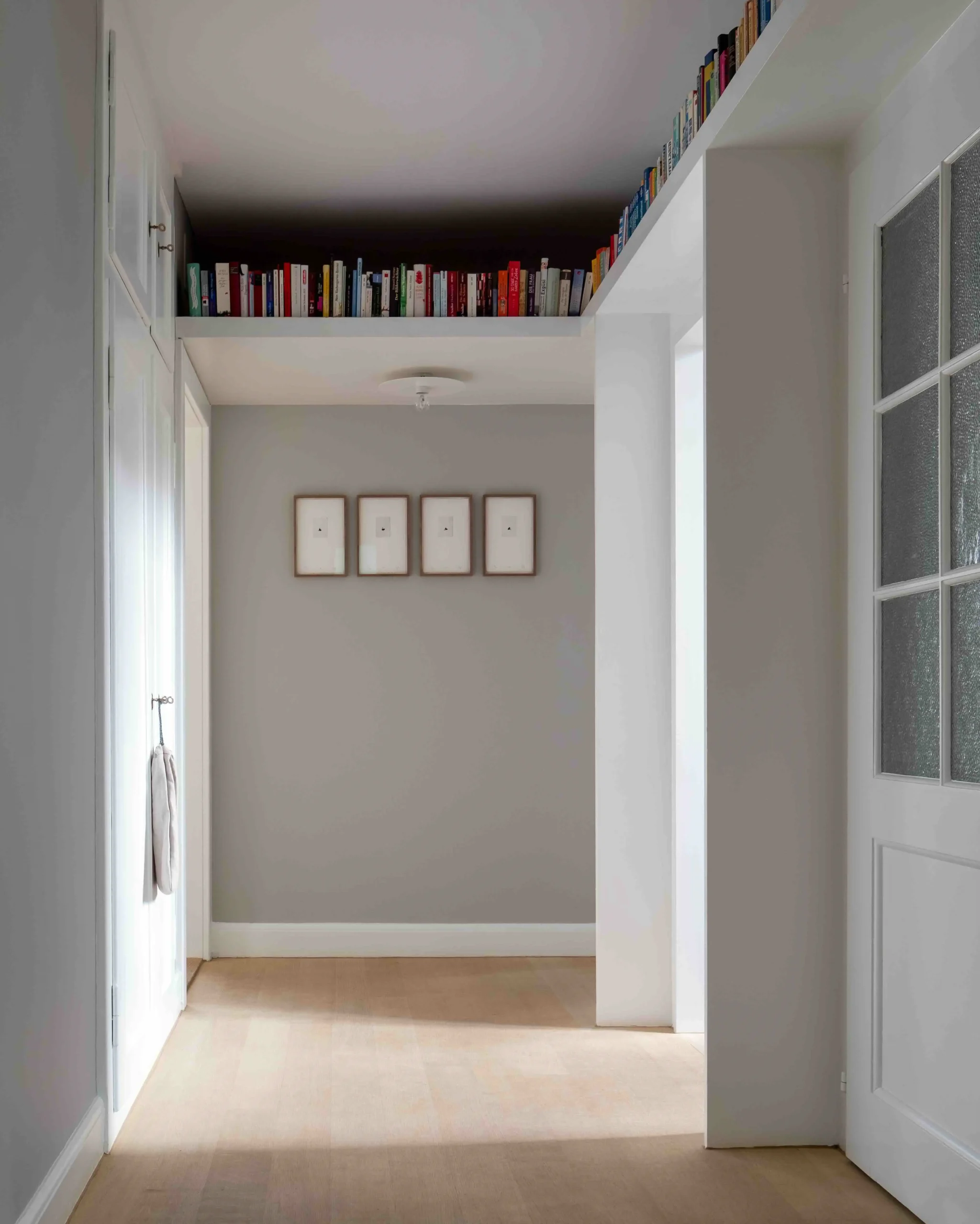 EFH Salisstrasse Chur Flur mit Kunst an der Wand