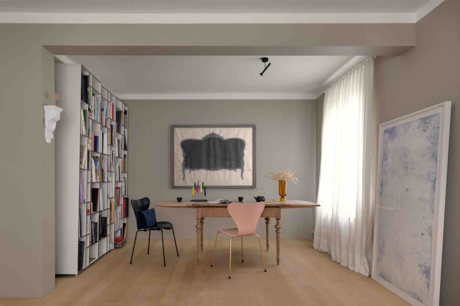EFH Salisstrasse Chur Wohnzimmer mit Esstisch und Büchergestell