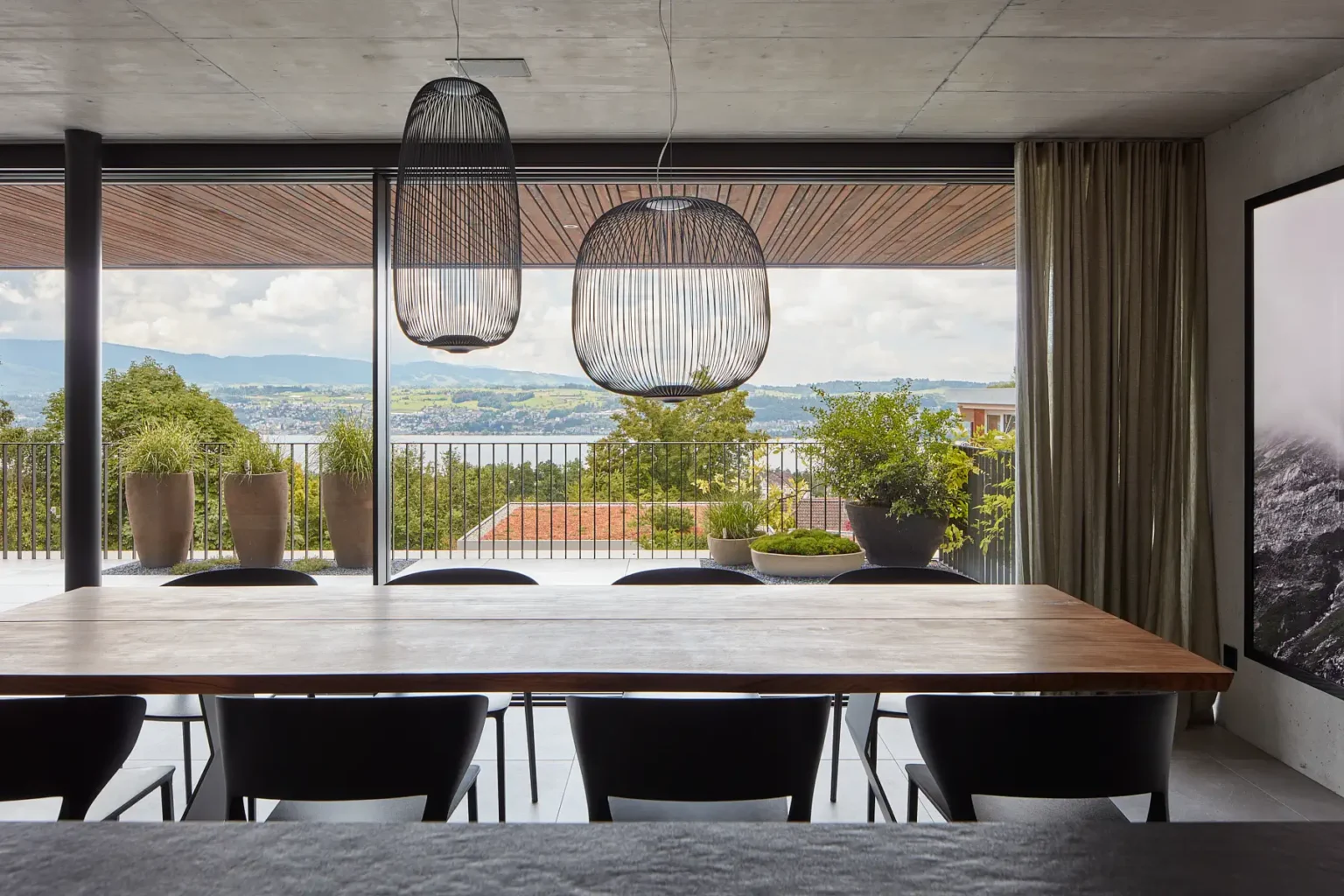 EFH Uetikon Esstisch Blick mit Blick auf den Zürichsee.