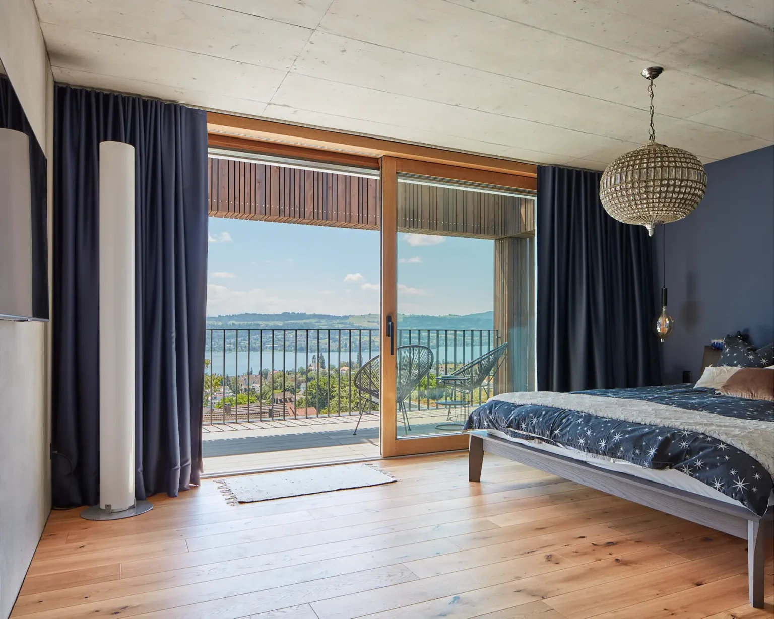 EFH Uetikon Schlafzimmer mit Balkon und Blick auf den Zürichsee