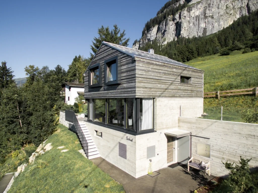Ferienhaus Tschiel Fidaz Fassade Süd Luftaufnahme
