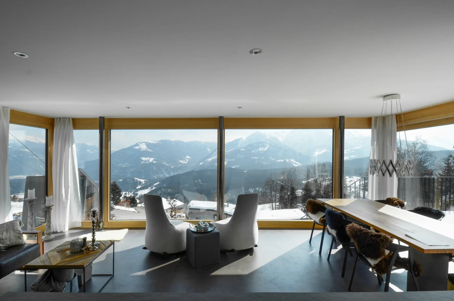 Ferienhaus Tschiel Fidaz Wohnzimmer mit Aussicht auf die Bergen im Winter