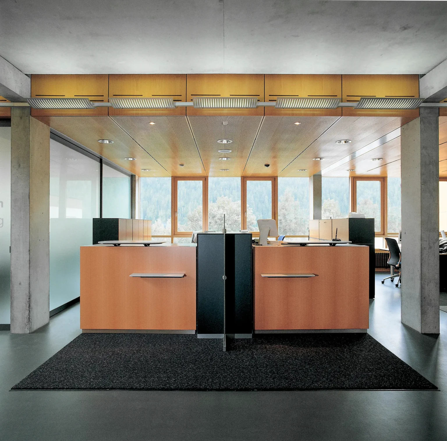 GKB Scuol Bankschalter mit Sichtbeton und Holzmbeln