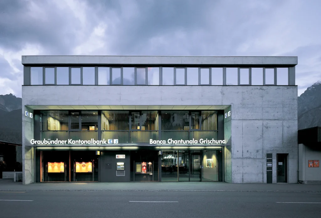 GKB Scuol Fassade Nord Eingang Gebäude, Bild von Strasse aus