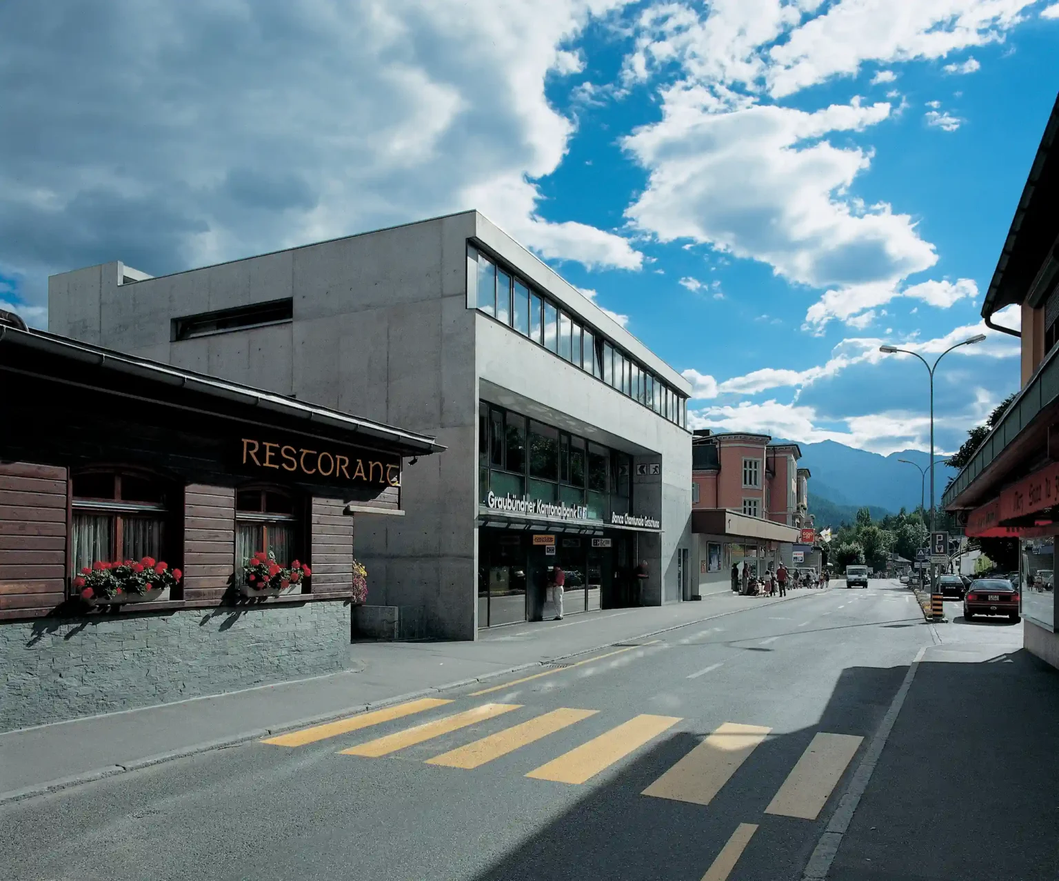 GKB Scuol Fassade Nord Eingang Gebäude, Sicht von der Strasse