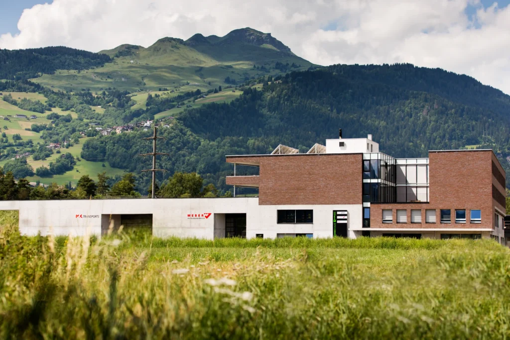 Gewerbehaus-Casutt-Schluein Gesamtansicht Gebäude