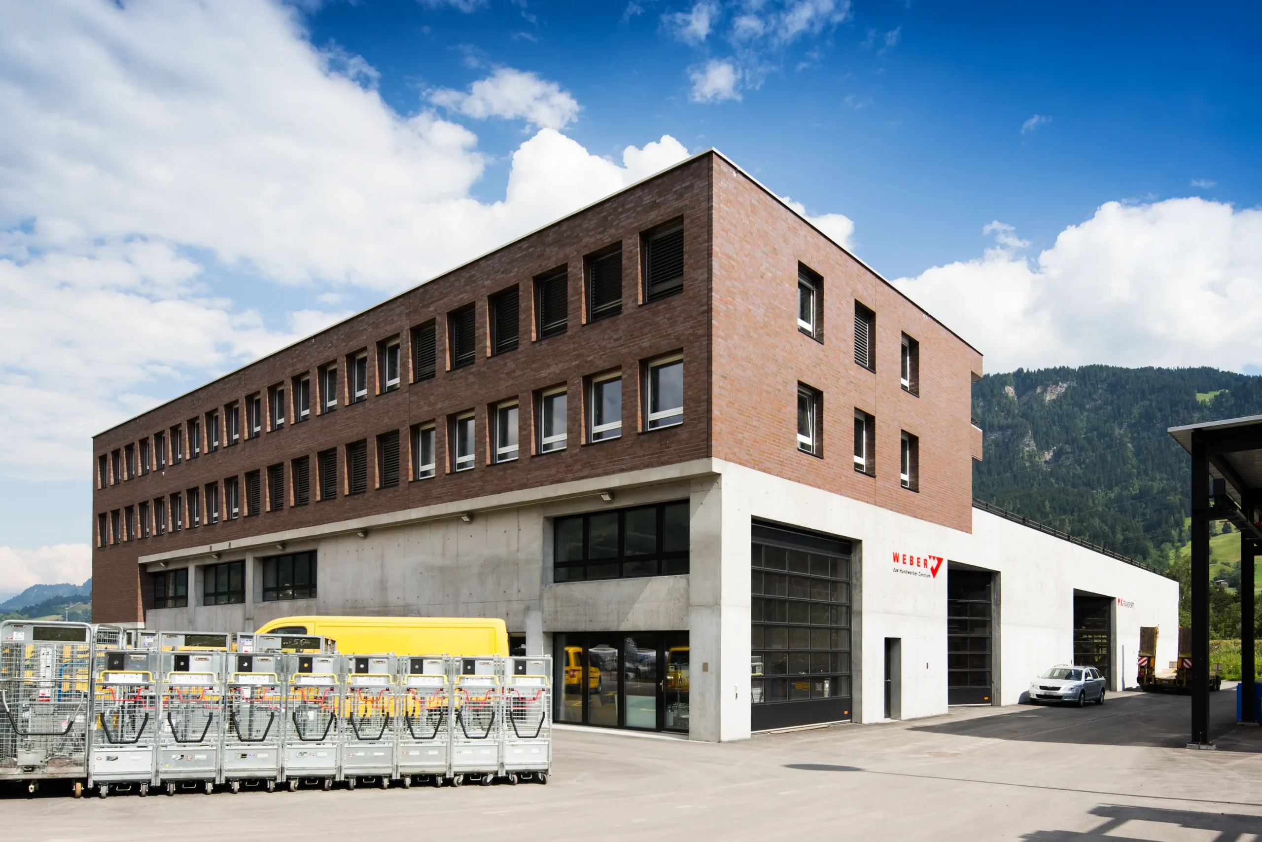Gewerbehaus Casutt Schluein Aussenansicht Fassade und Umschlagplatz für Gewerbe