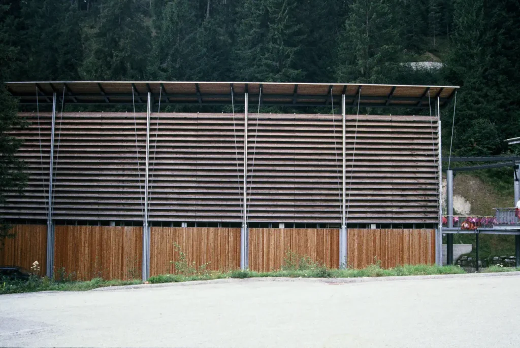 Gondelbahn Laax Larnags Curnius Fassade aus Lärchen Holz Frontansicht
