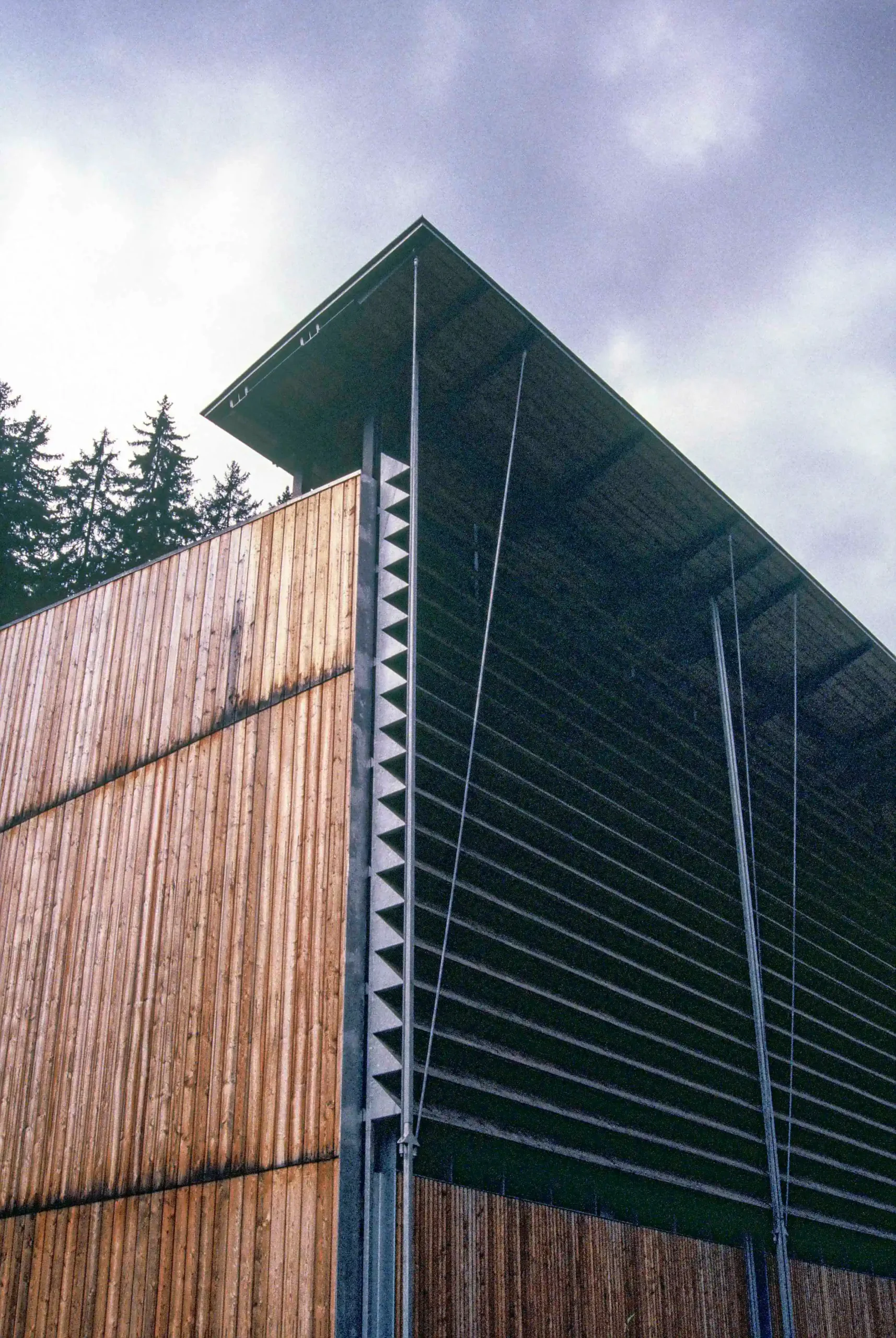 Gondelbahn Laax Larnags Curnius Nahaufnahme Fassade aus Lärchen Holz