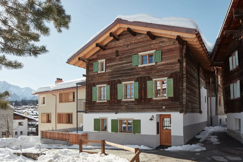 Haus Jettli Altbau Flims Fassade im Winter
