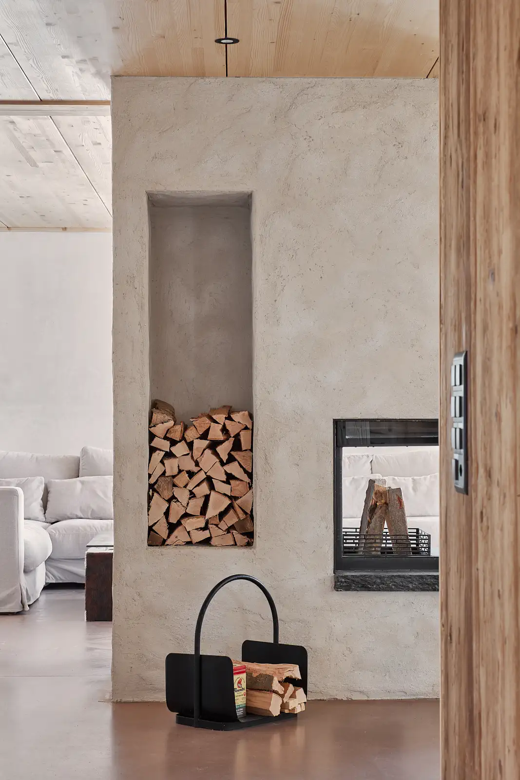 Haus Jettli Altbau Flims Kamin mit Aussparung für Brennholz