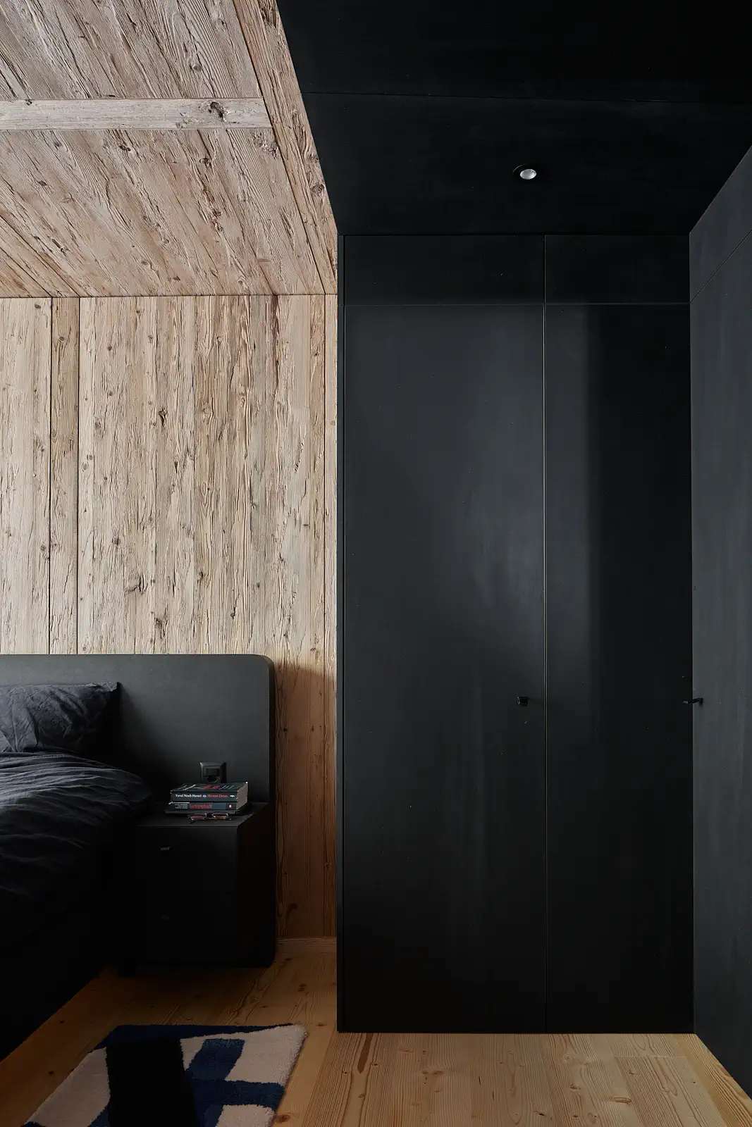 Haus Jettli Altbau Flims Schlafzimmer mit Altholztäfer