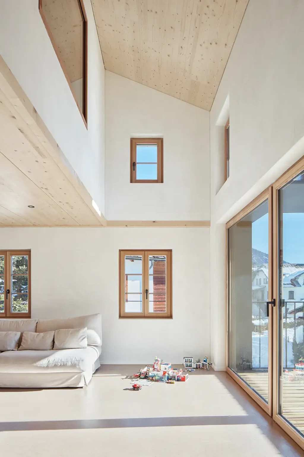 Haus Jettli Altbau Flims Wohnzimmer mit Zugang zum Balkon
