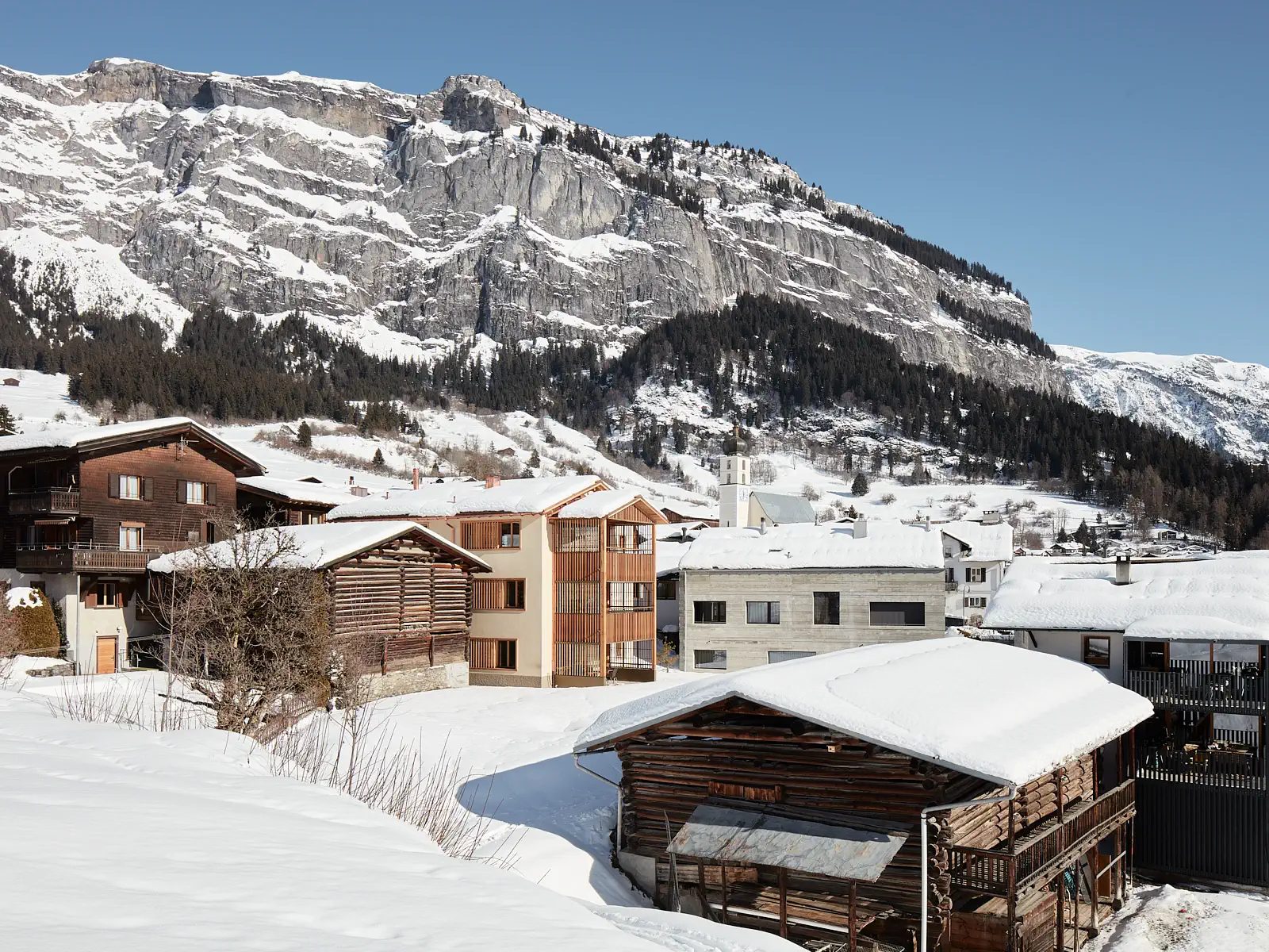 Haus Jettli Neubau Flims Aussenansicht und Blick auf den Flimsterstein