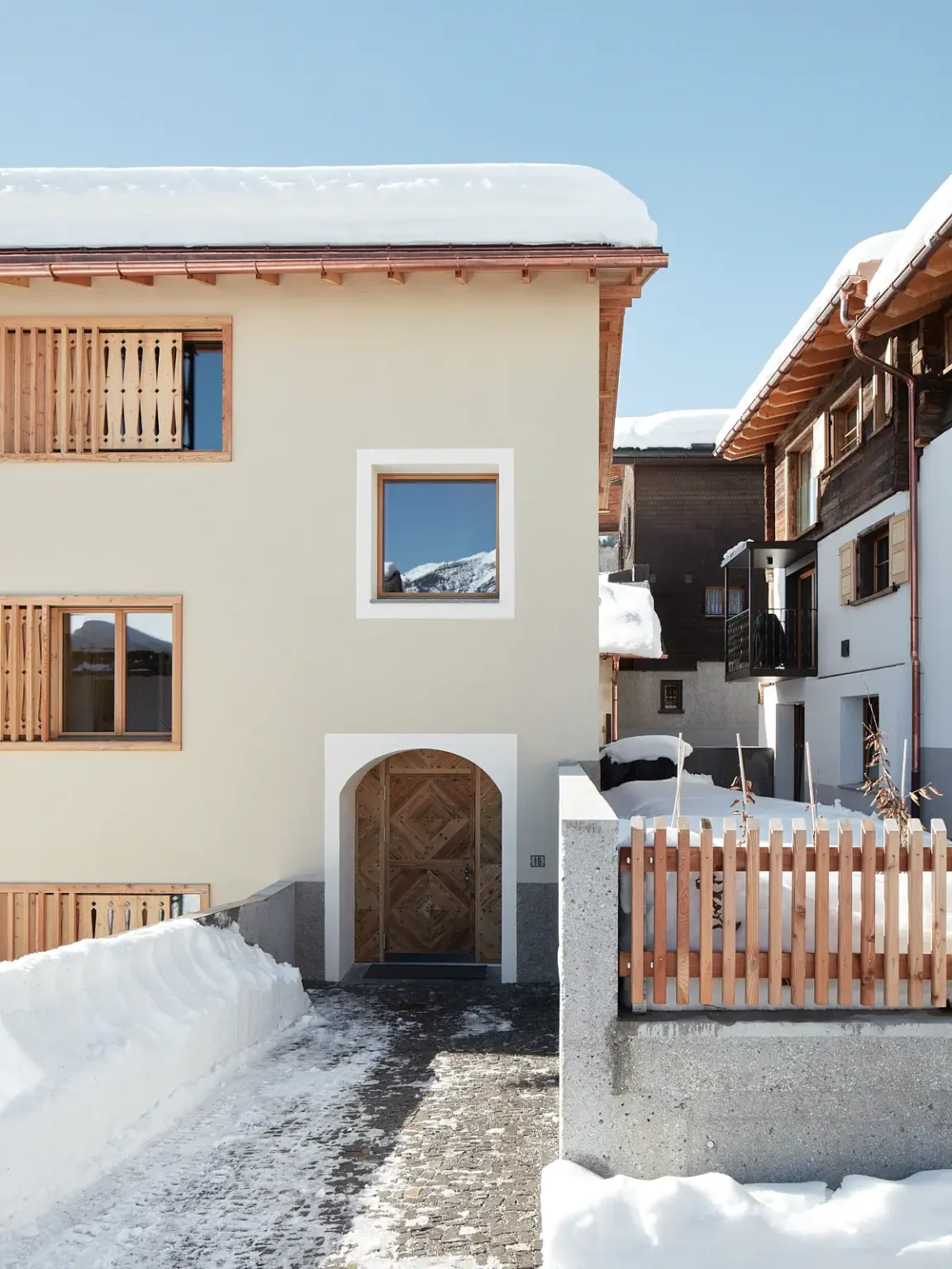 Haus Jettli Neubau Flims Hauseingang im Winter