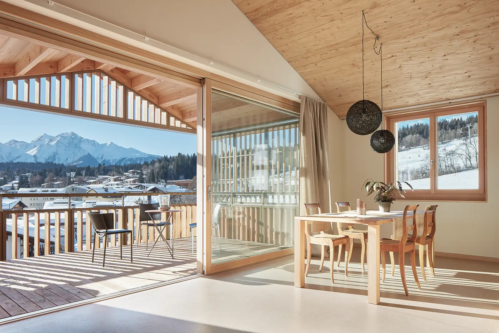 Haus Jettli Neubau Flims Wohnzimmer und Balkon mit Bergsicht
