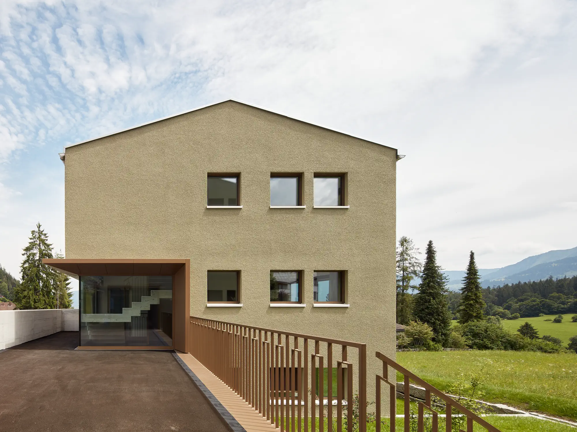 Haus Willi Flims Hauseingang mit Vorplatz