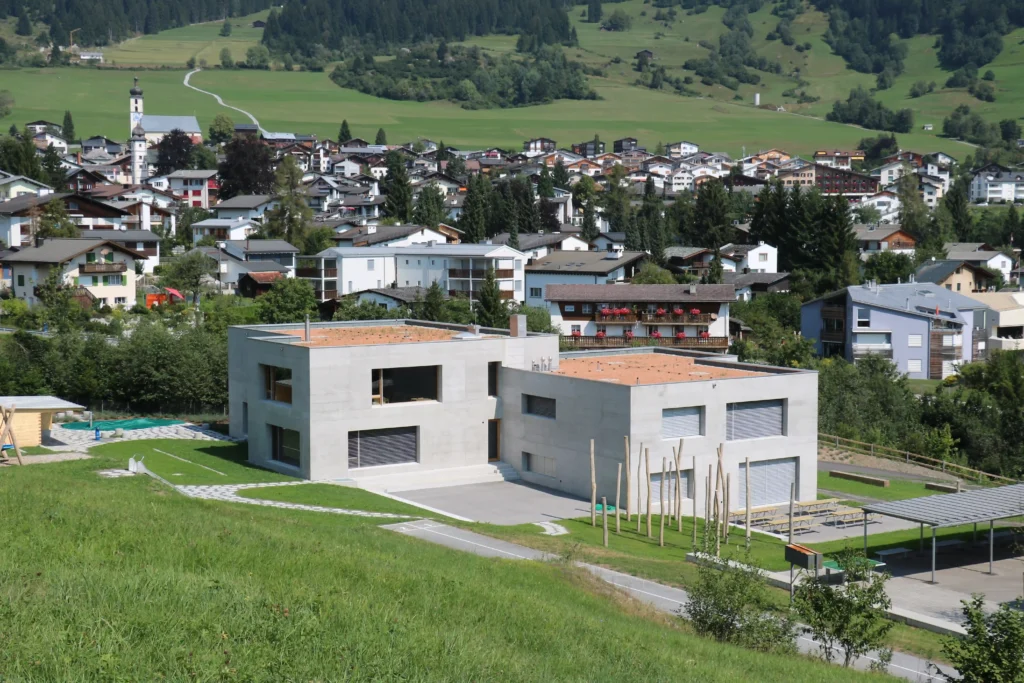 Kindergarten Gemeinde Flims Flims Waldhaus Distanzansicht beide Gebäude