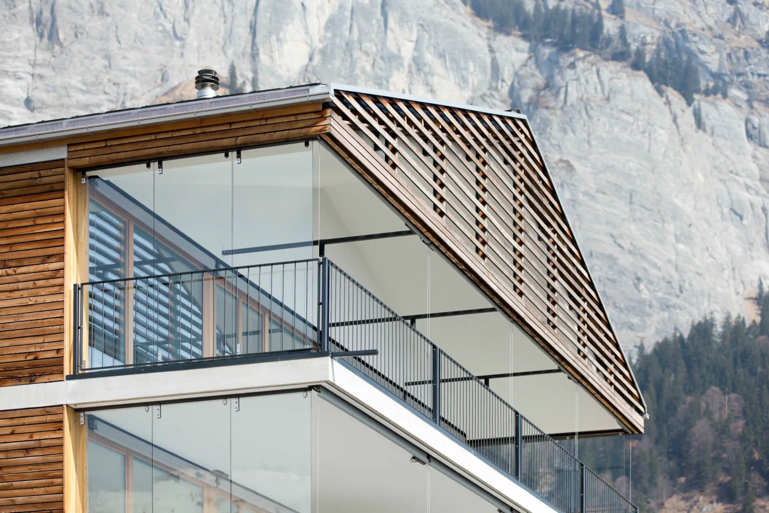 MFH Baumann Spycher Flims Dorf Balkon Dachgeschoss mit Metallgeländer