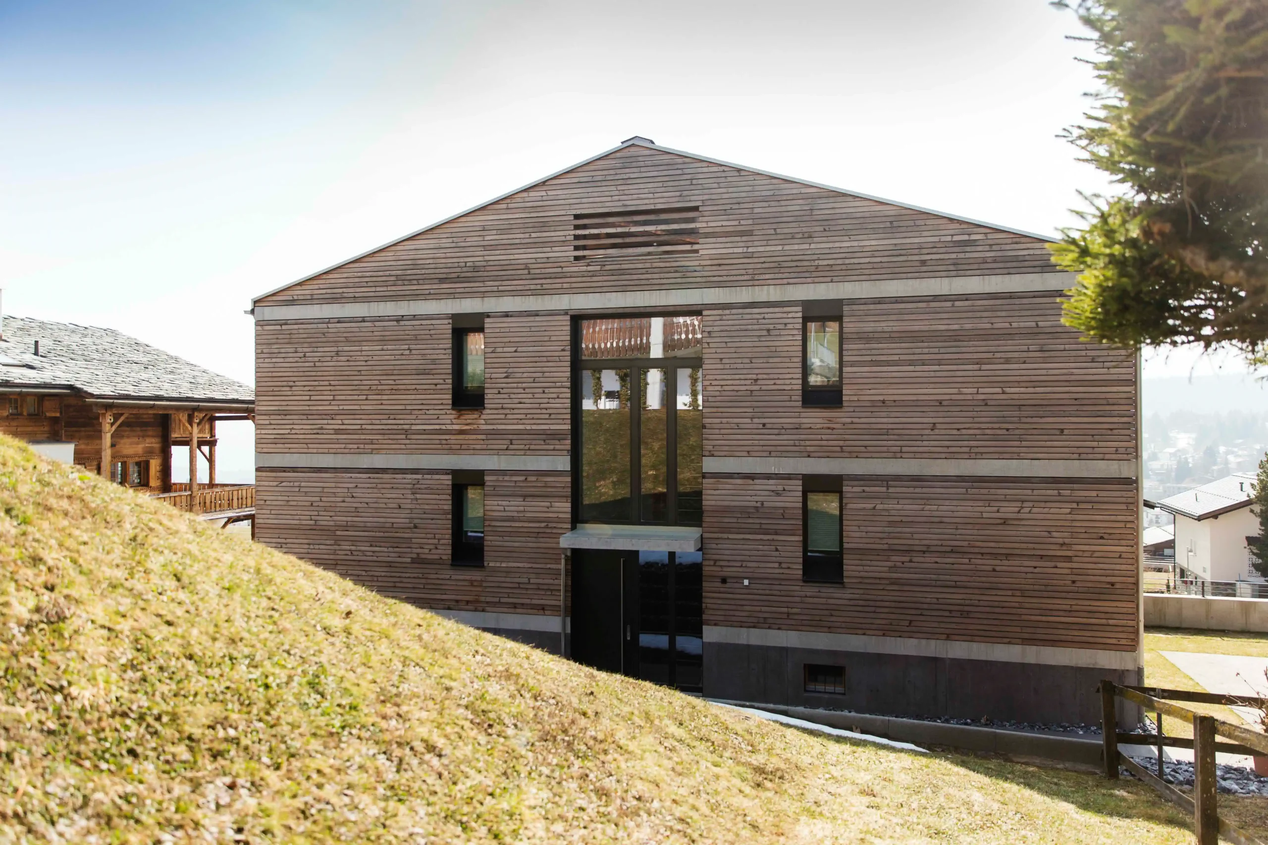MFH Baumann Spycher Flims Dorf Fassade Nord mit grossen Festverglasungen