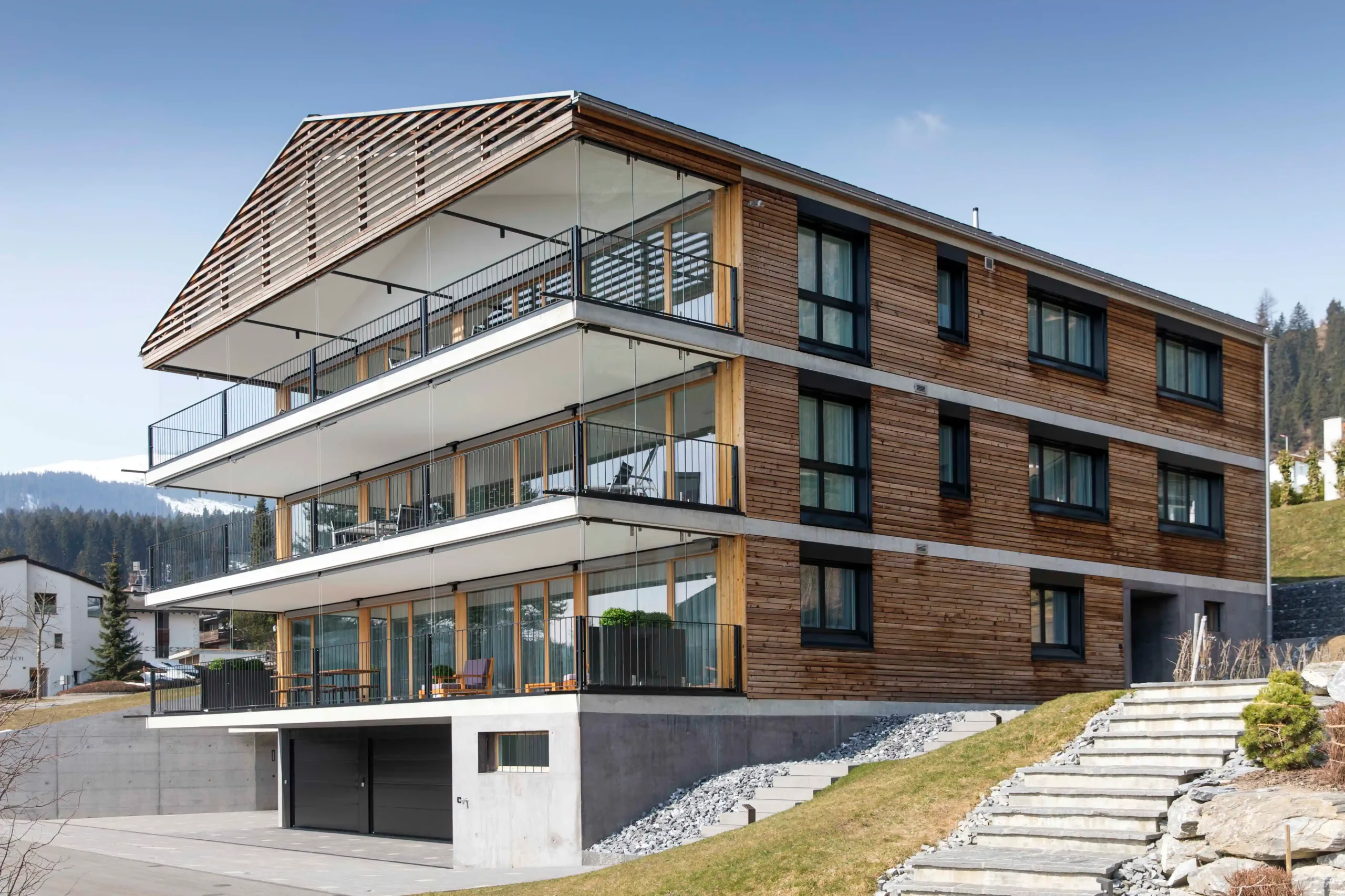 MFH Baumann Spycher Flims Dorf Fassade aus Holz.