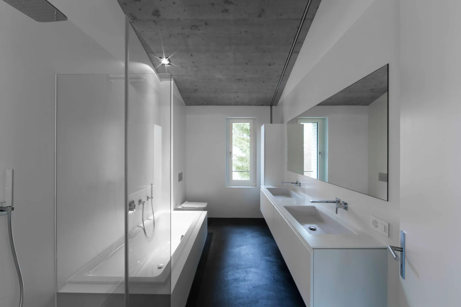 MFH Gassmann Flims Waldhaus Badezimmer in weiss