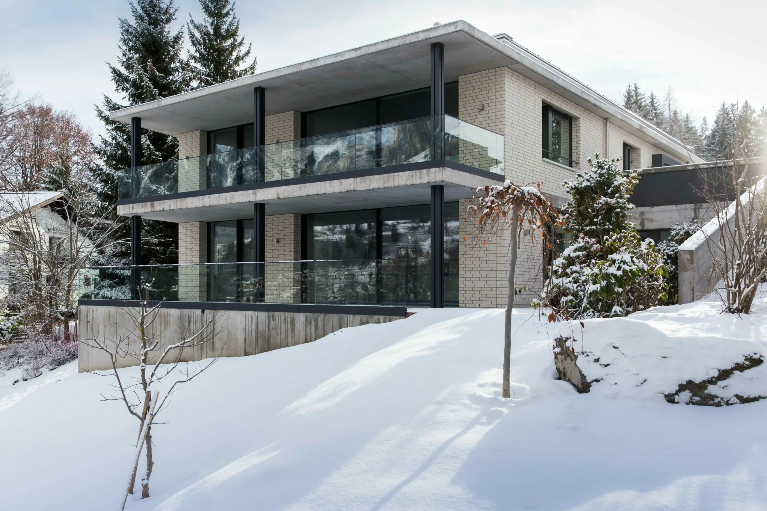 MFH Gassmann Flims Waldhaus Terrassen und Balkone im Winter