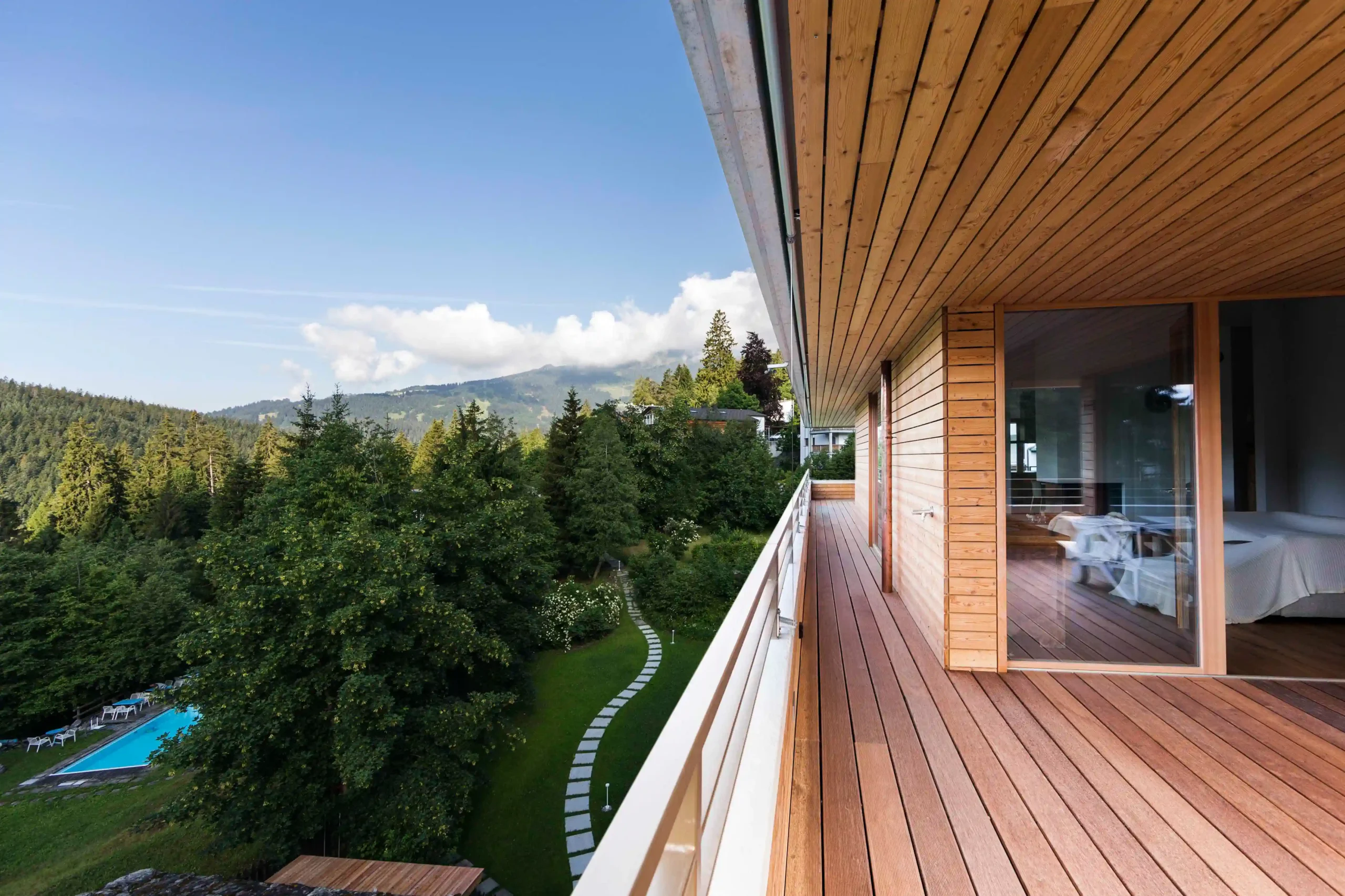 MFH Haus am Waldrand Flims Waldhaus Balkon und Blick auf den Flimserwald
