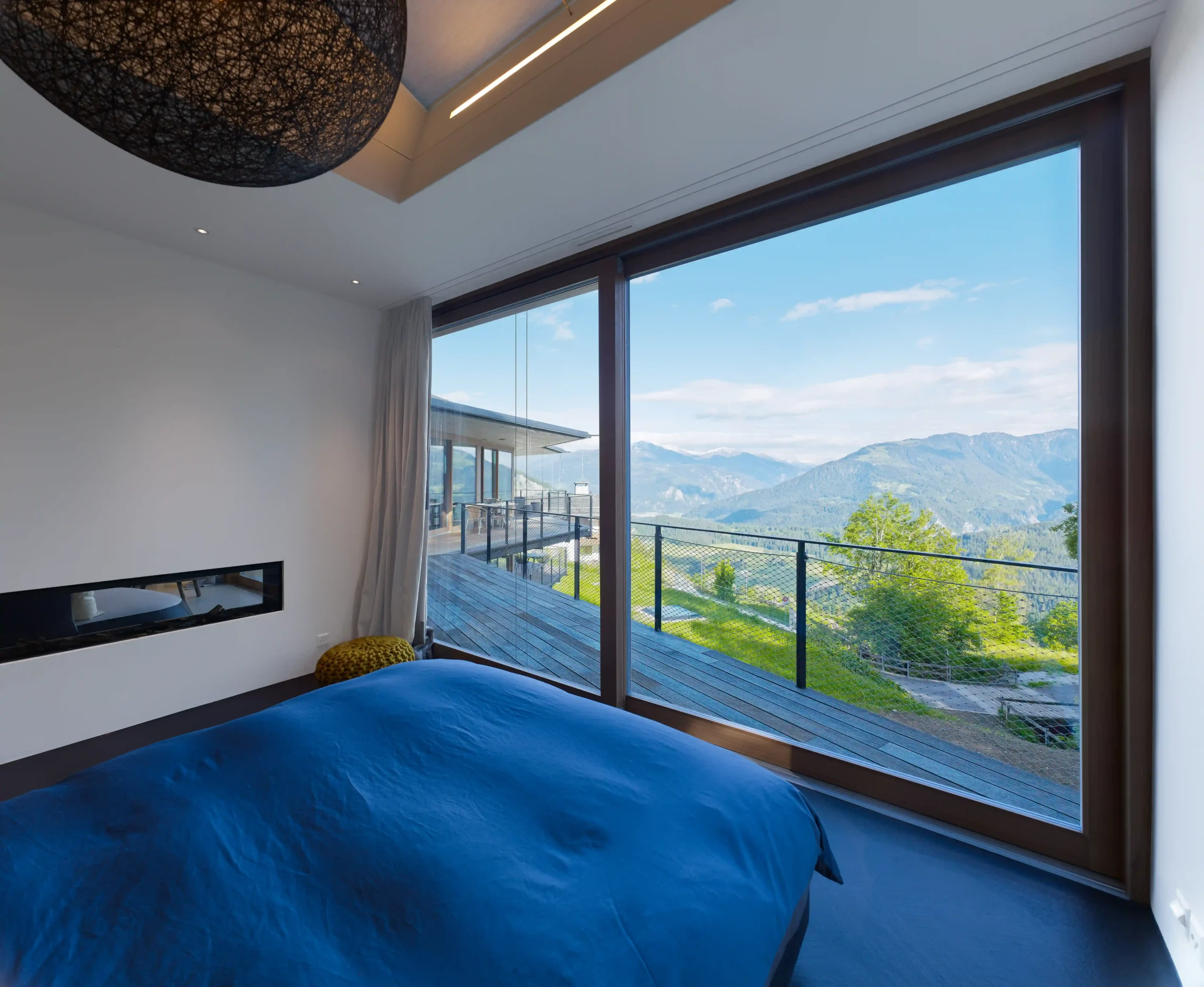 MFH Val Cotschna Fidaz Schlafzimmer mit Ausblick aufs Tal