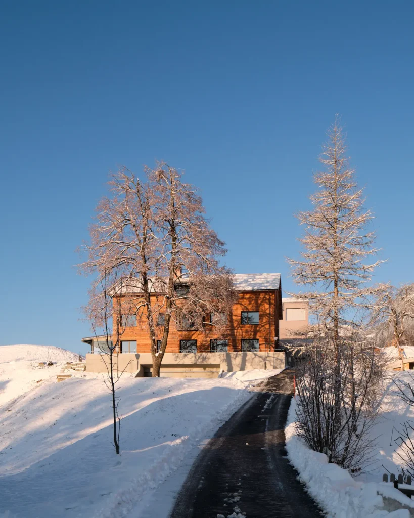 Porta Pfister Trin Zufahrt zum Haus im Winter