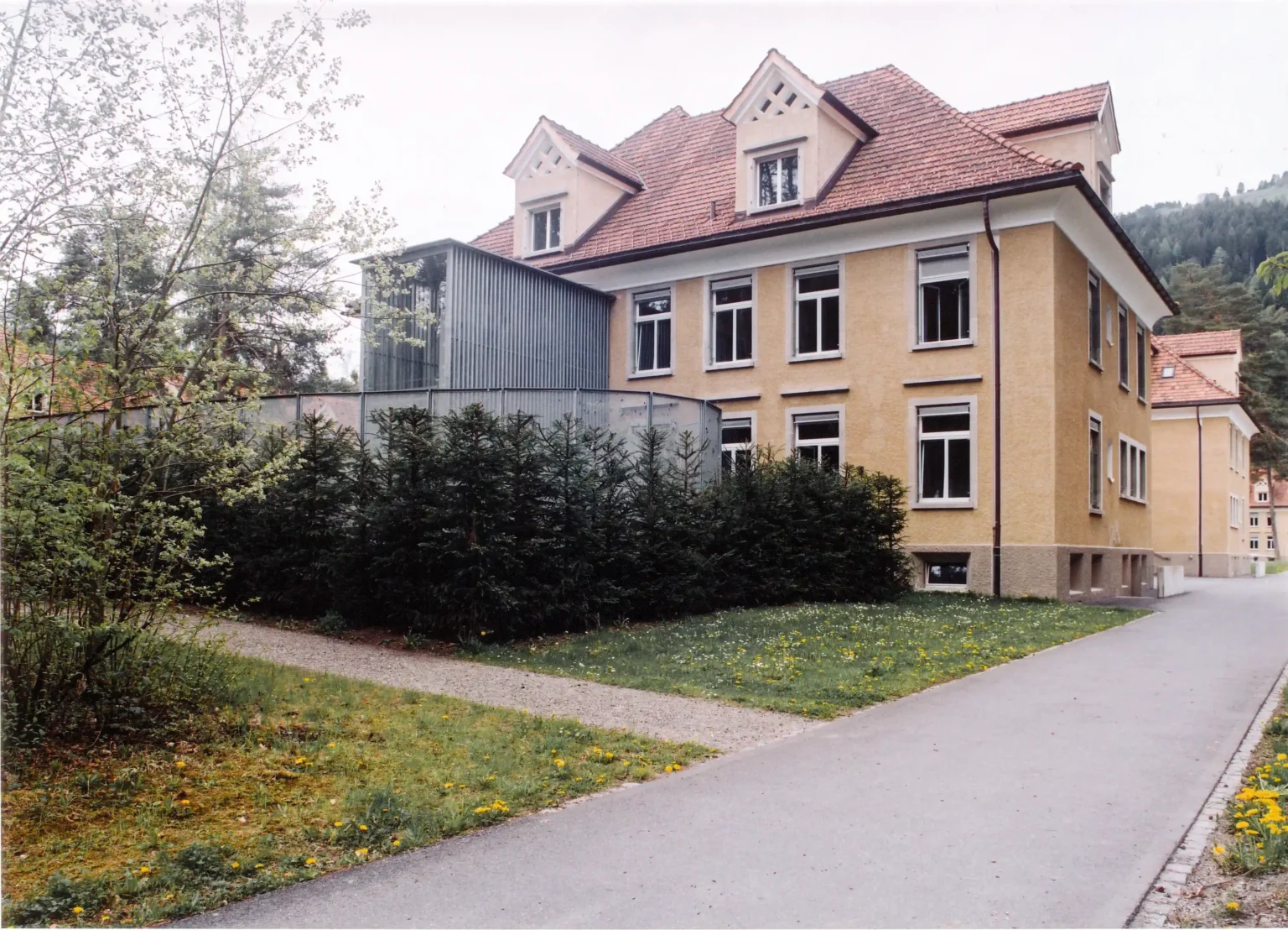 Psychiatrische Klinik Beverin Anbau Treppenhaus aus Holz. Fassade