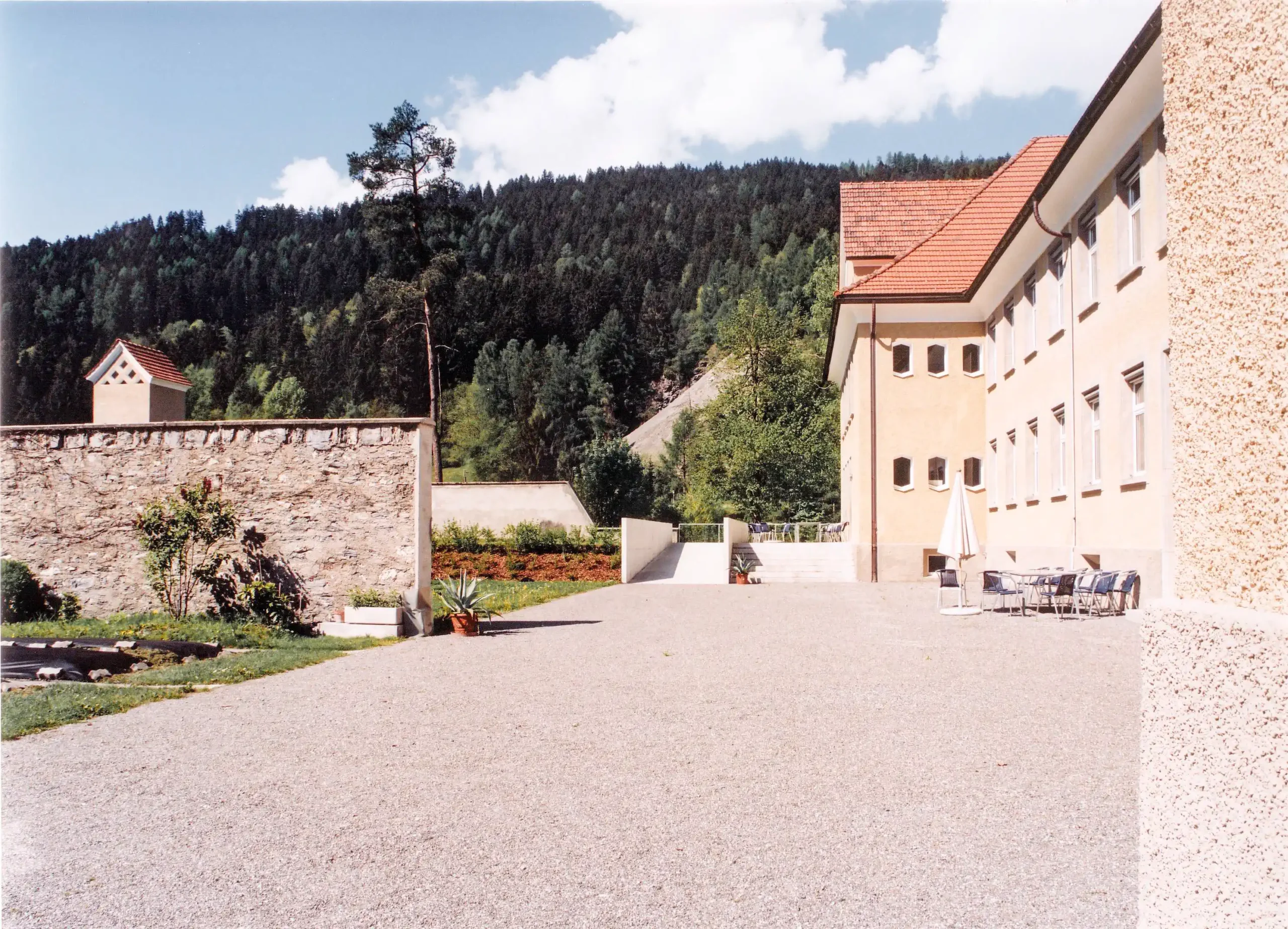 Psychiatrische Klinik Beverin Aussenfassade und Sitzplatz