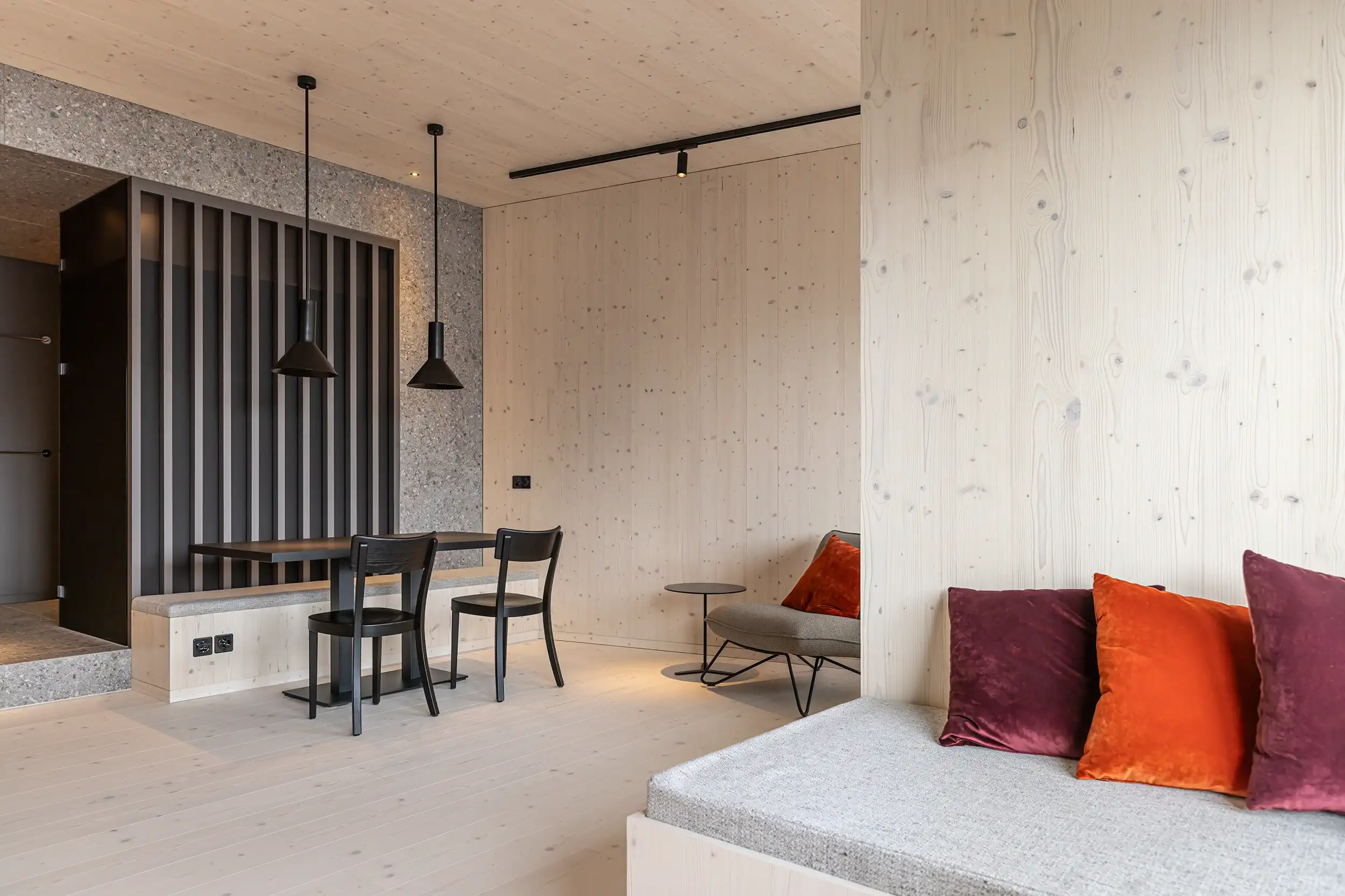 Stenna Center Mieterausbau Hotel Restaurant THE HIDE Flims Arbeitstisch und Sitzgelegenheiten