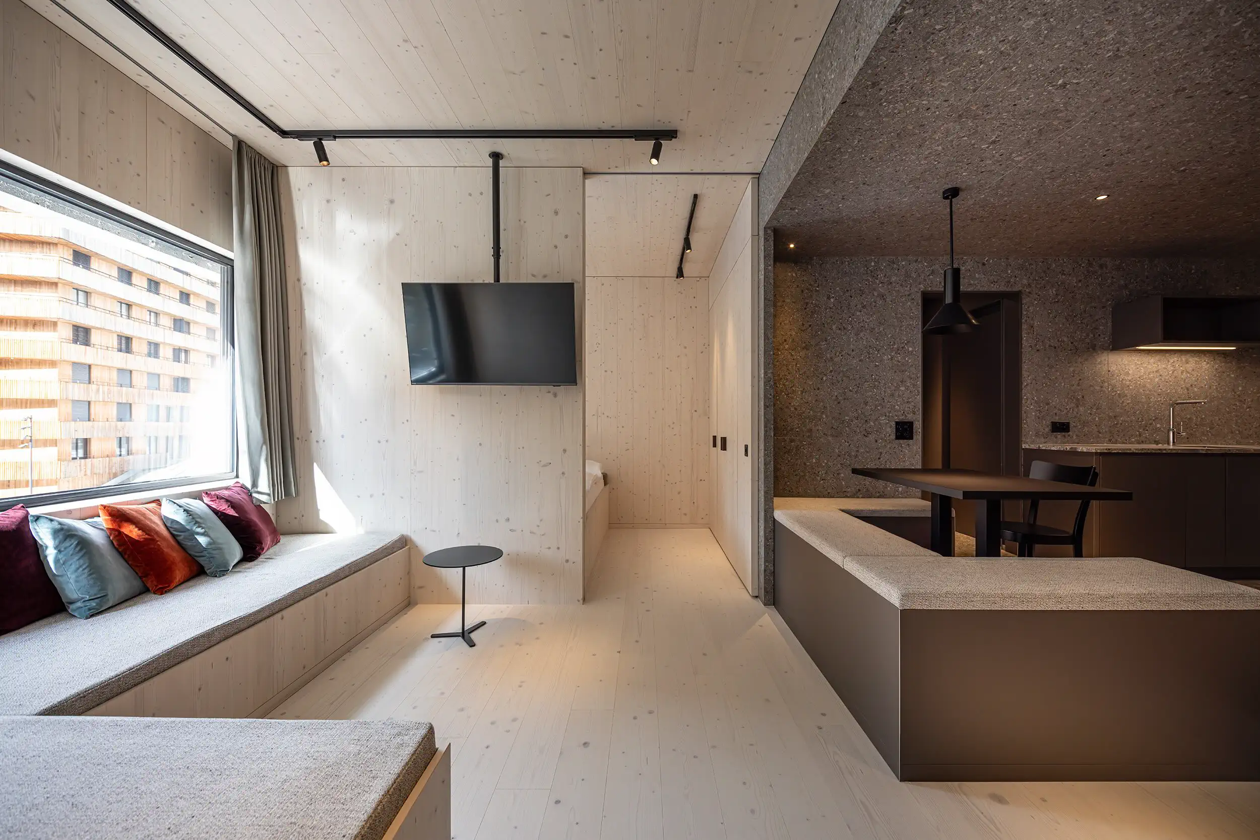 Stenna Center Mieterausbau Hotel Restaurant THE HIDE Flims Sitzecke mit Fernseher und Küche