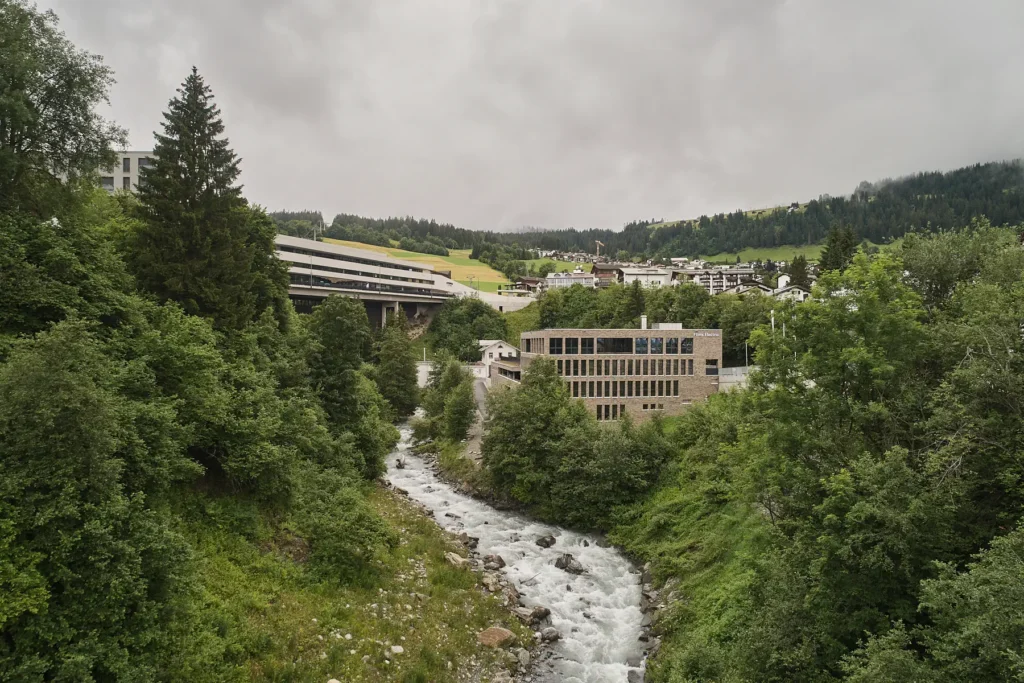 Unterwerk Stenna Flims Fassade und Blick auf Flims Dorf