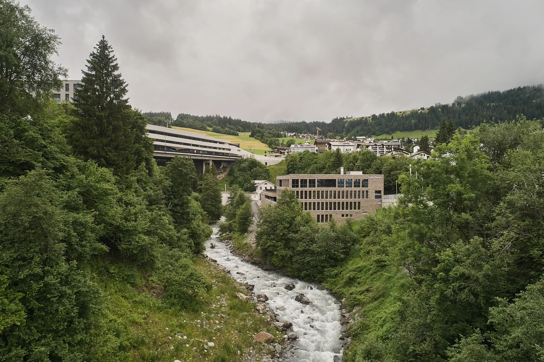 Unterwerk Stenna Flims Fassade und Blick auf Flims Dorf