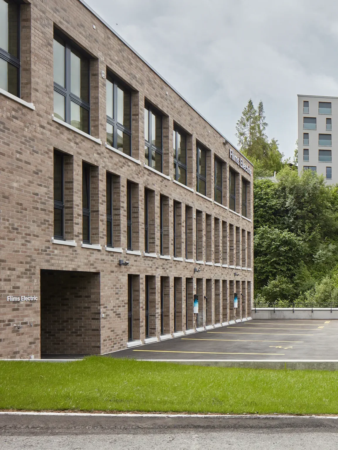 Unterwerk Stenna Flims Fassade und Parkplatz