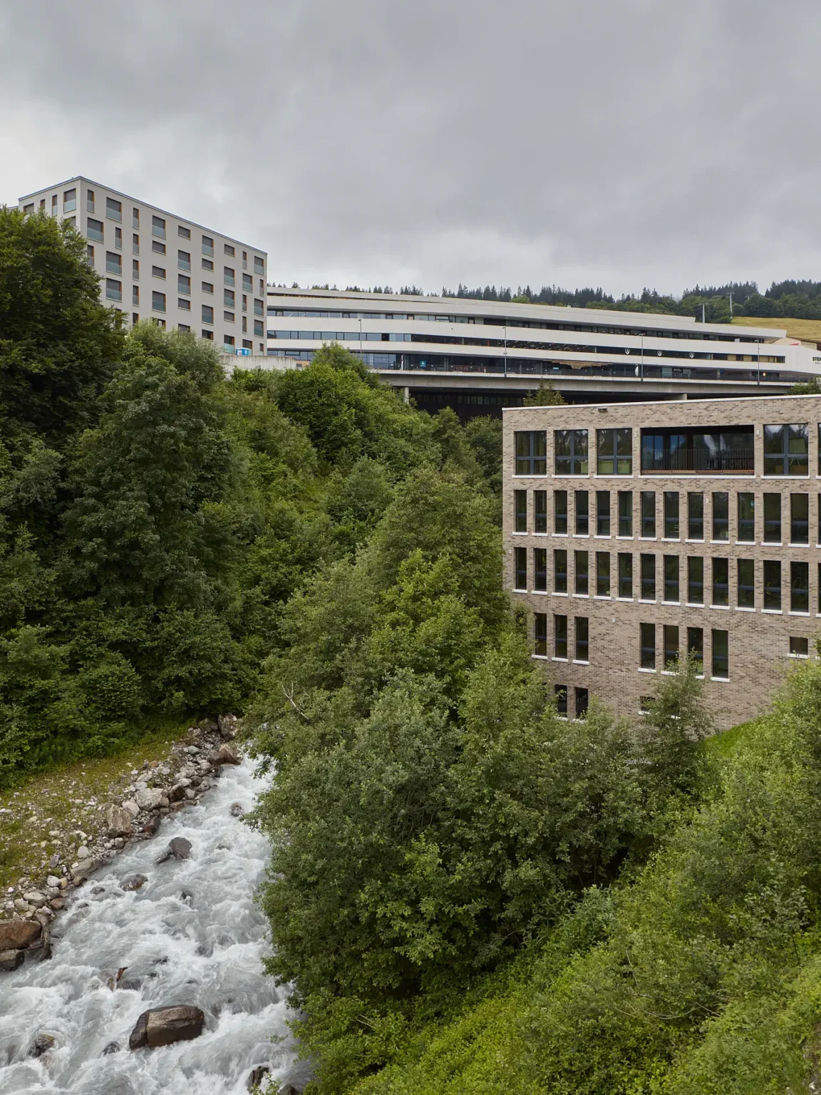 Unterwerk Stenna Flims Fassade und Blick auf das Stenna Center