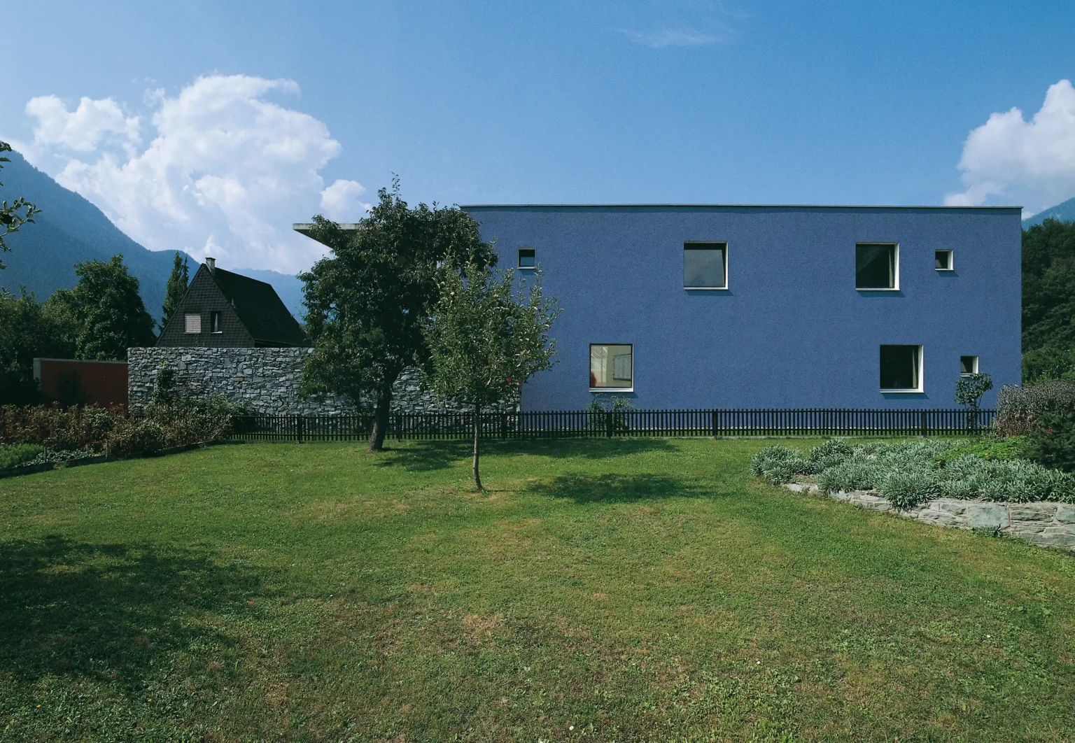 Wohnhaus Cavigelli DomatEms Distanzaufnahme auf Hausfassade