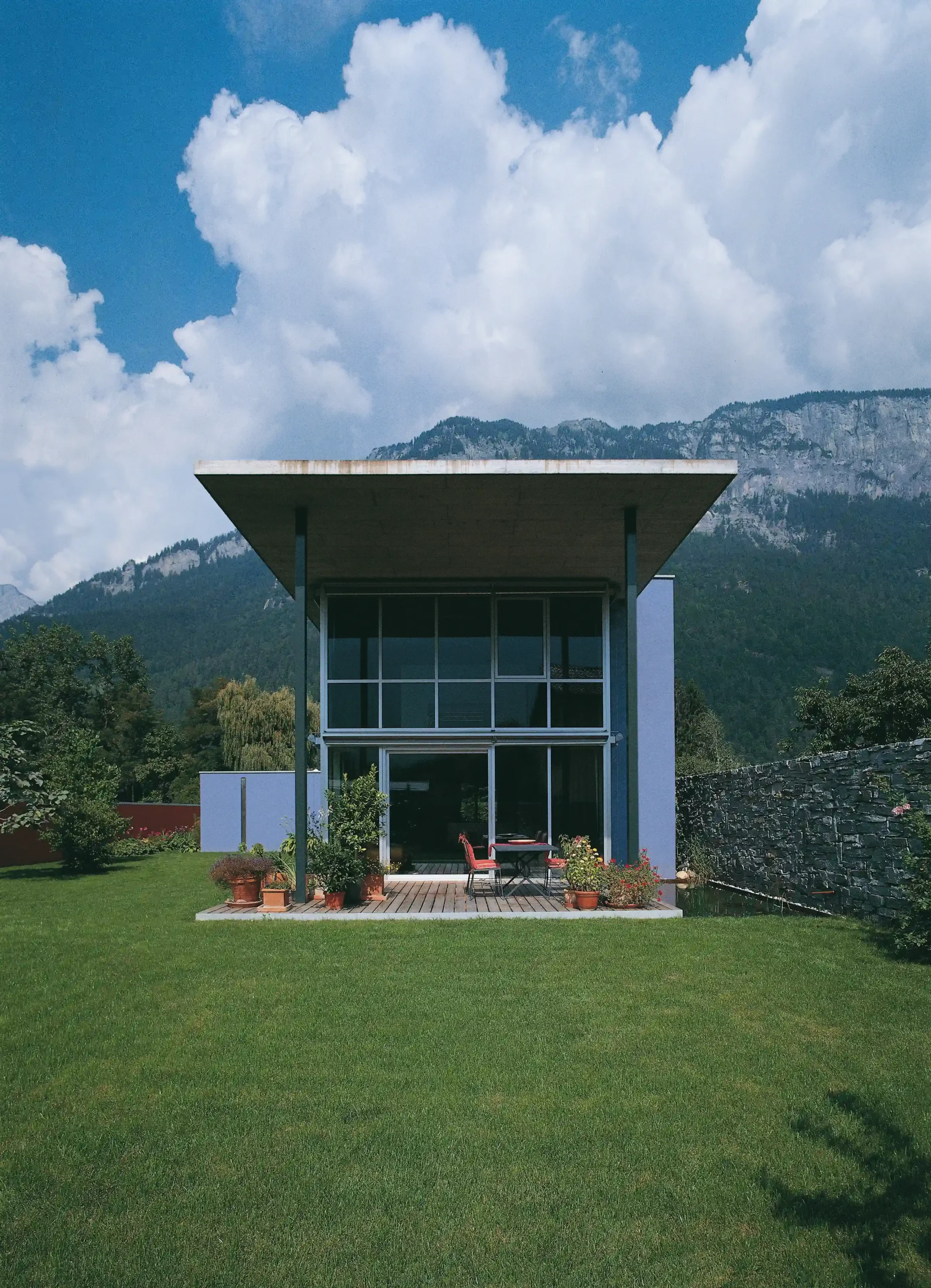Wohnhaus Cavigelli DomatEms Garten mit Terasse und Teich