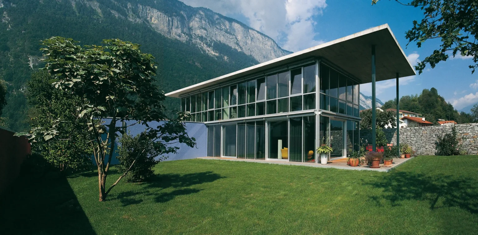Wohnhaus Cavigelli DomatEms Aussenansicht auf Haus und Blick in den Garten