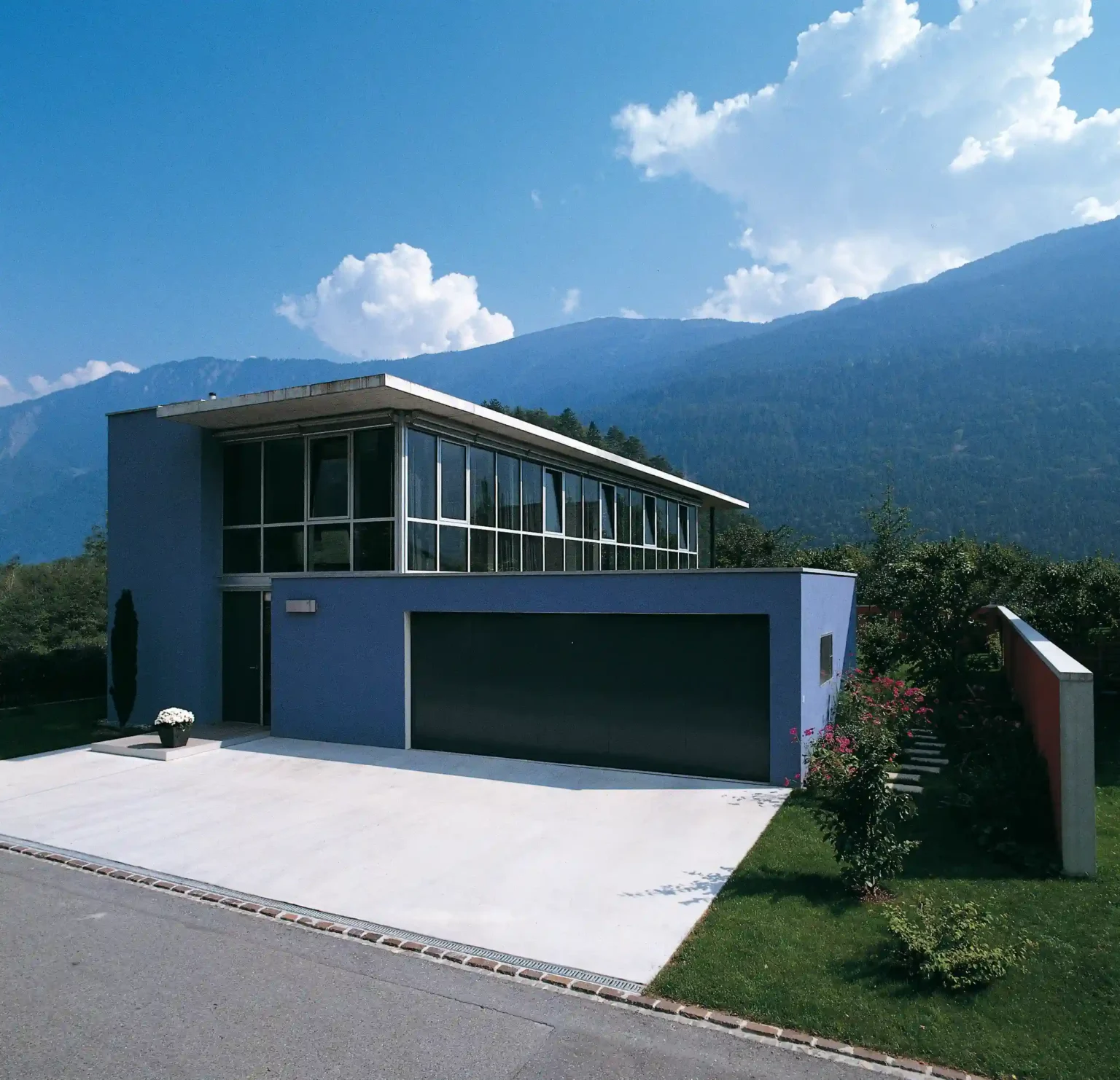 Wohnhaus Cavigelli DomatEms Fassade und Garage Gesamtansicht