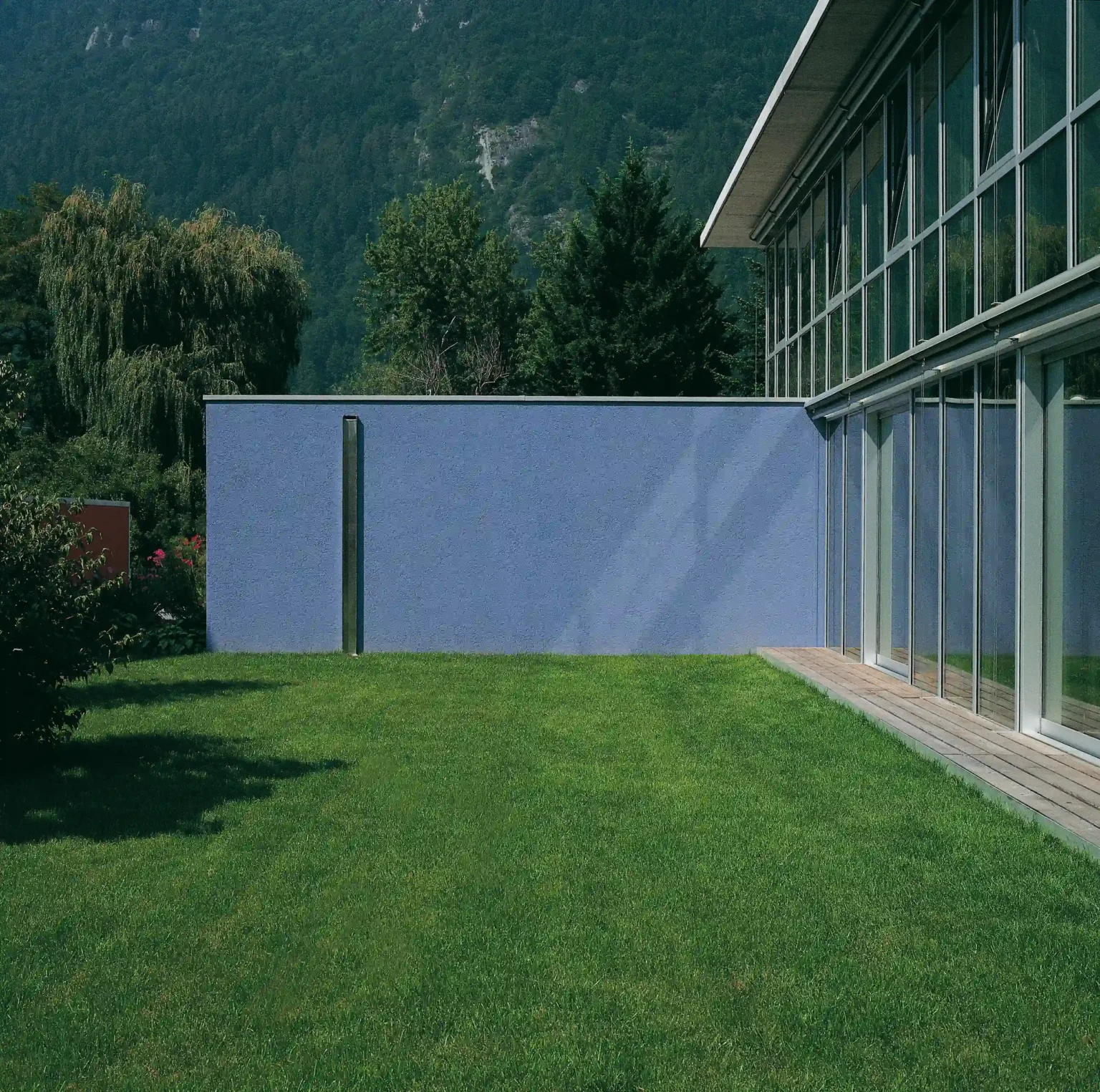 Wohnhaus Cavigelli DomatEms Garten und Fensterfront