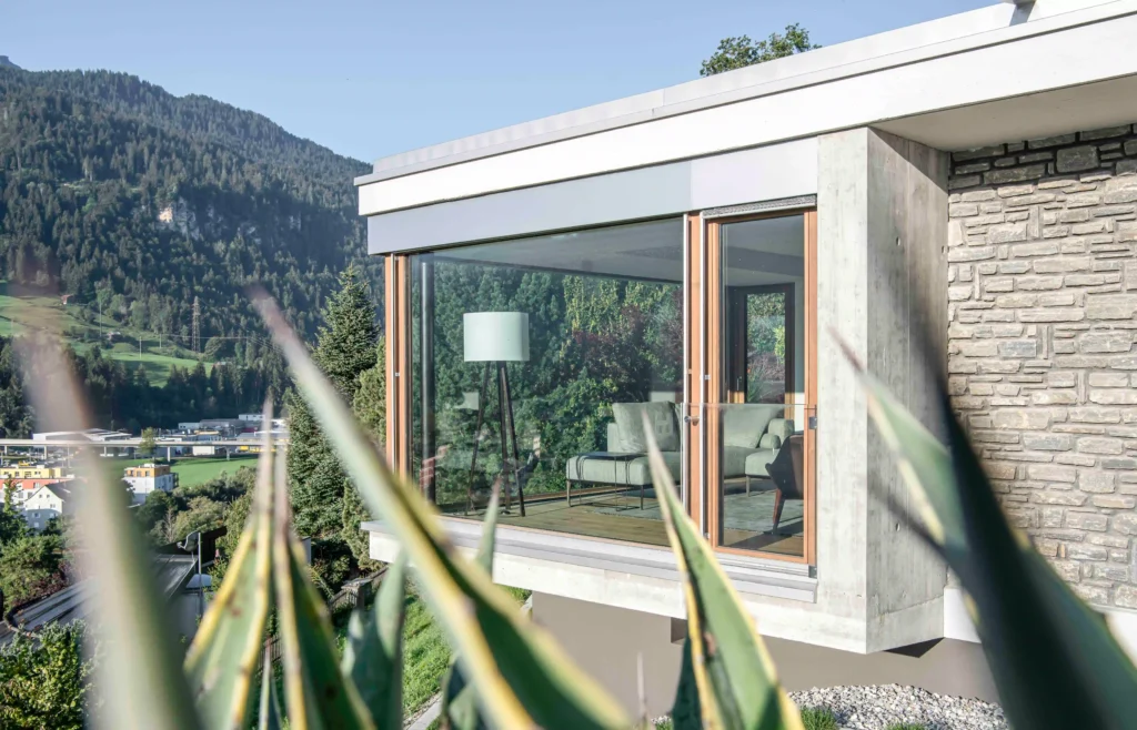 Wohnhaus S Ilanz Eckfenster im Wohnzimmer