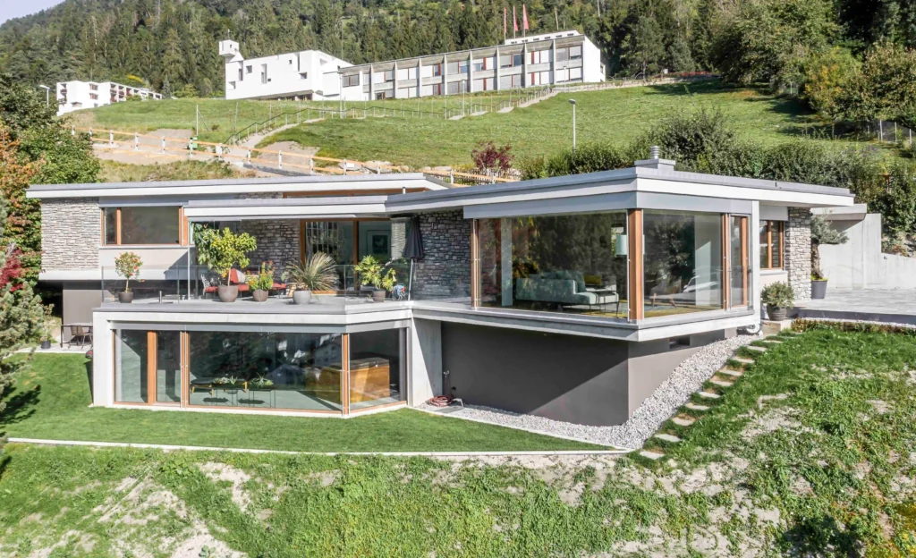 Wohnhaus S Ilanz Luftaufnahme von der Fassade